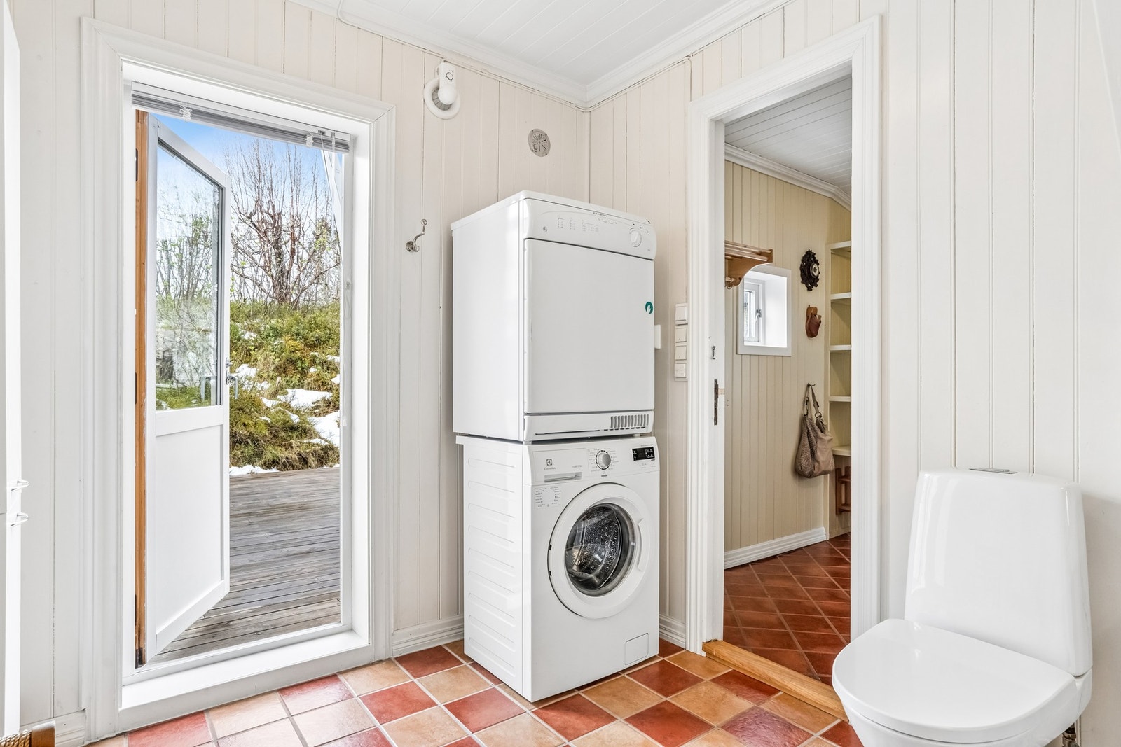 Det er fliser og elektriske varmekabler på gulvet, samt dør ut på verandaen. Galleribilde