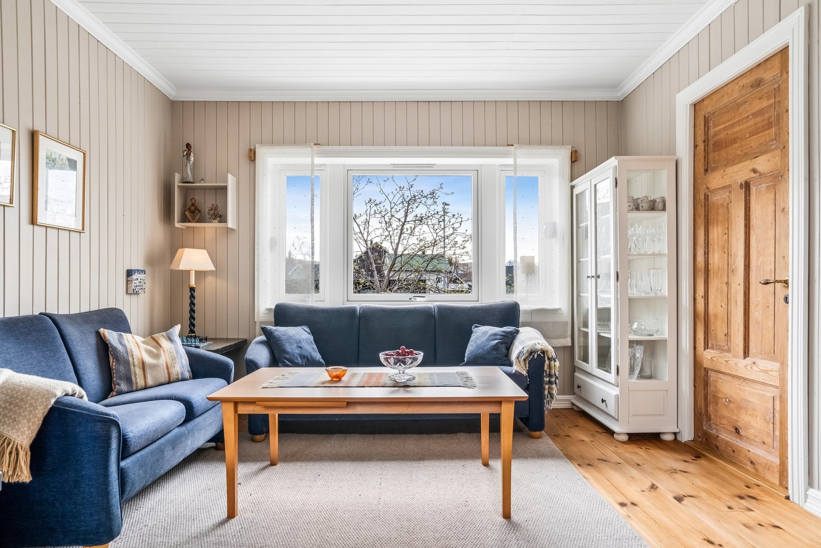 Stue med store vinduer som gir godt med lys inn og utsikt Galleribilde