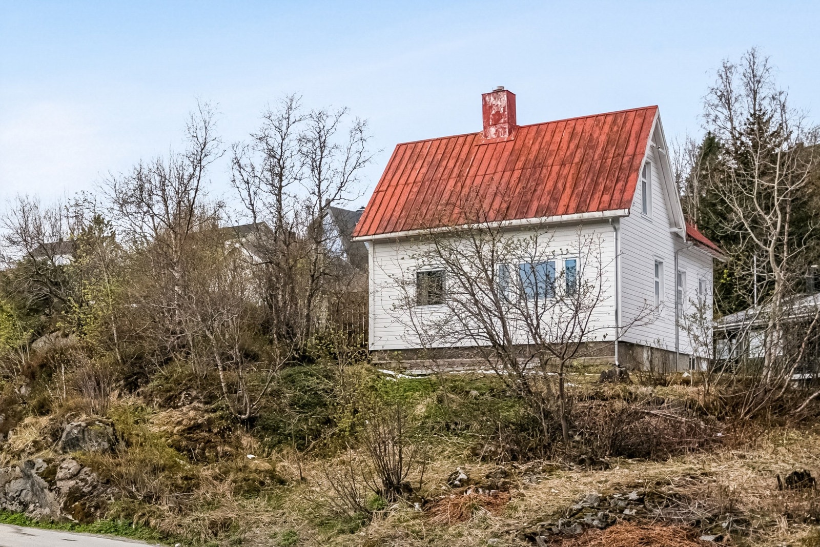 Eldre enebolig med sentral beliggenhet i Svolvær, like ved videregående skole. Galleribilde
