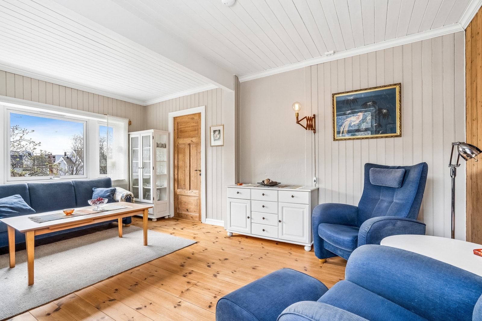 Stuen er lyst og malt i behagelige og naturlige fargetoner. Galleribilde