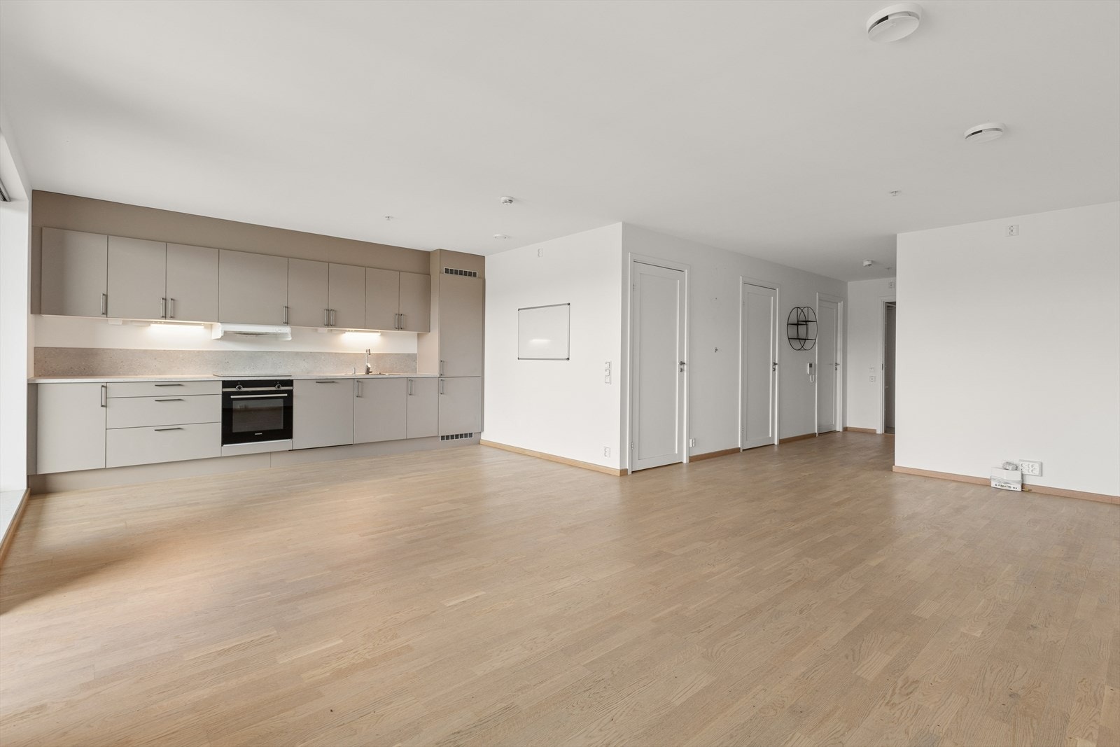 Den åpne stue/kjøkkenløsningen er på 37m² og byr på flere møbleringsmuligheter. Galleribilde