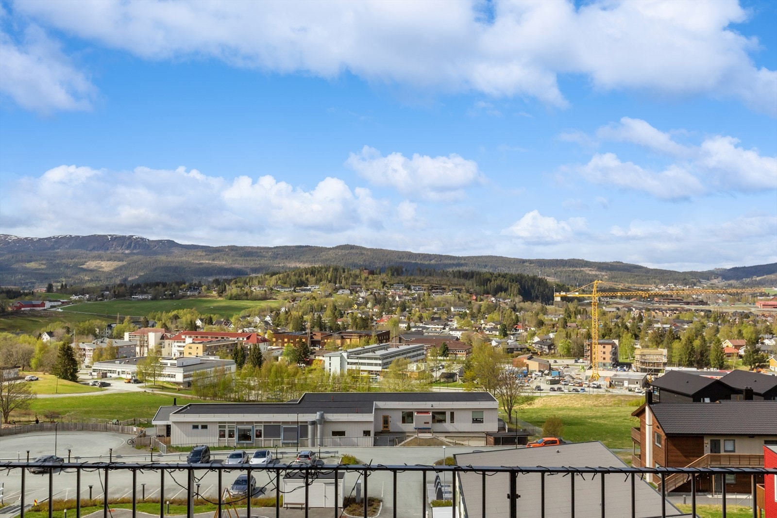 Leiligheten ligger i byggets 6. etasje og nyter fantastisk utsikt og gode solforhold. Galleribilde