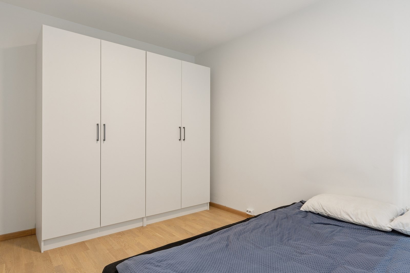 God plass til garderobe på soverommet. Galleribilde