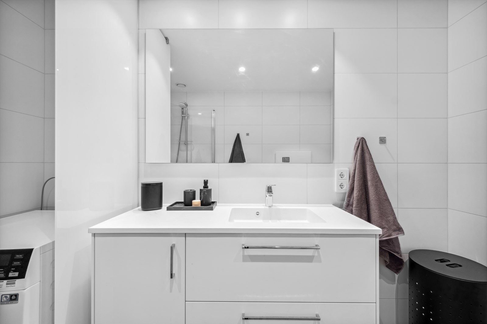 Badet er utstyrt med servant med underskap, vegghengt toalett, dusjhjørne og opplegg for vask/tørk. Galleribilde