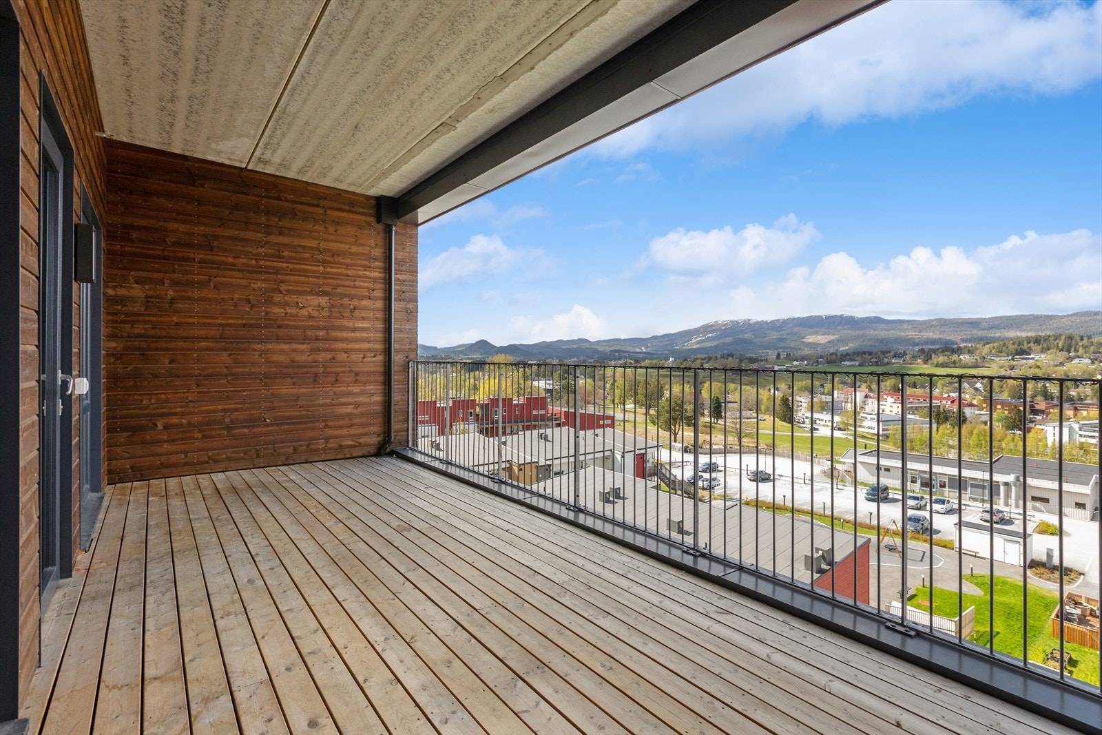 Balkongen er på 20m² og byr på god plass til utemøblement. Galleribilde