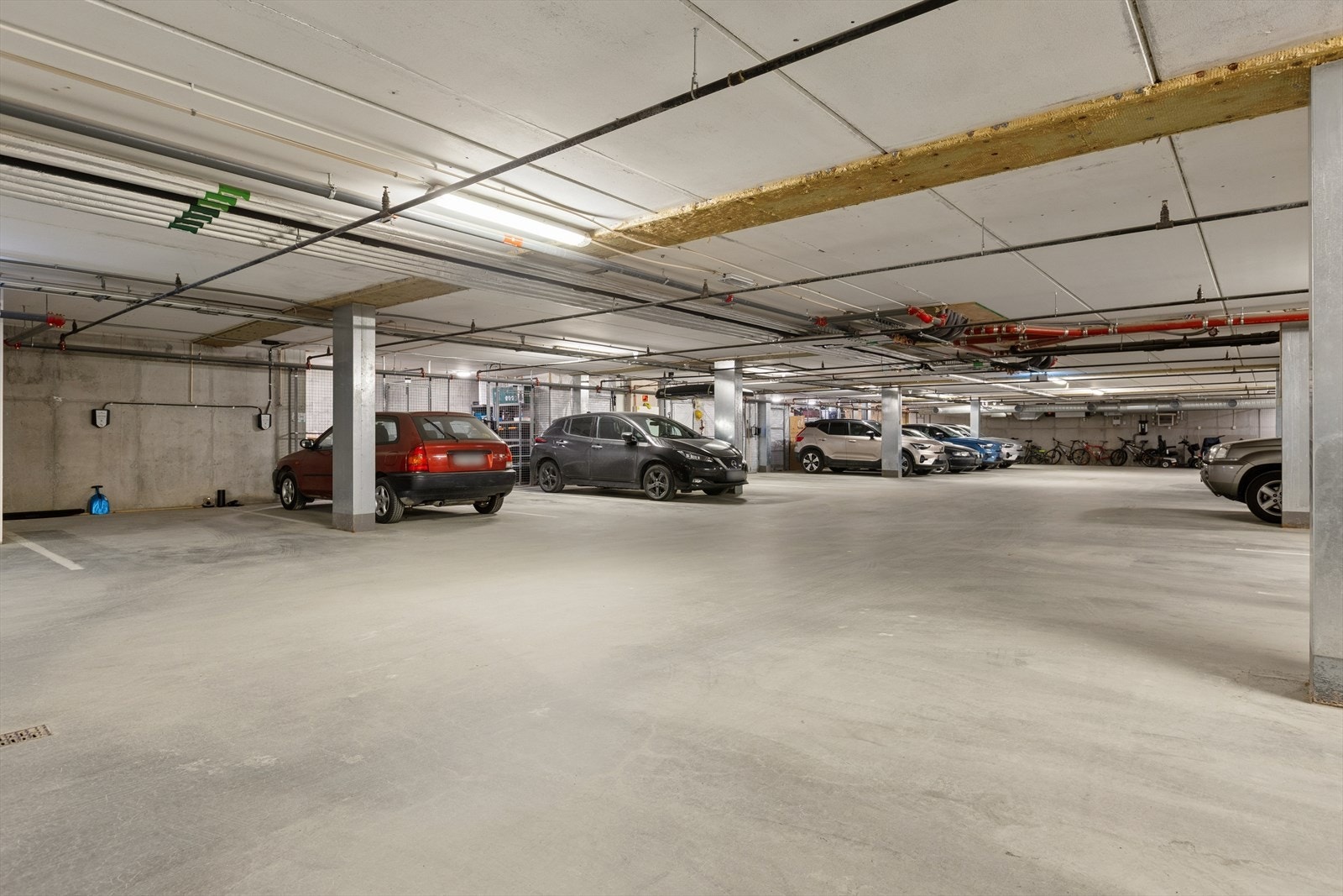 Leiligheten har fast plass i p-kjeller med mulighet for elbil-lader. Kjellerbod på 5m². Galleribilde