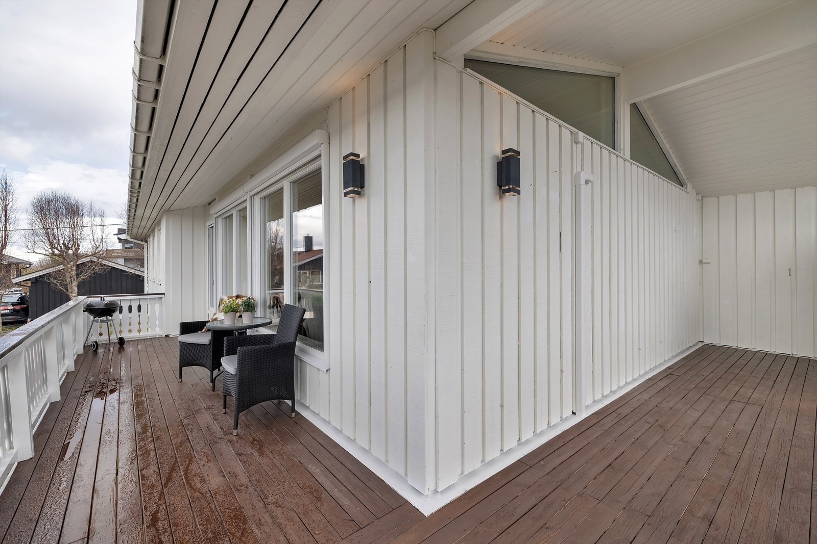 Terrasse som omkranser to av boligens sider - lunt og fint sted Galleribilde