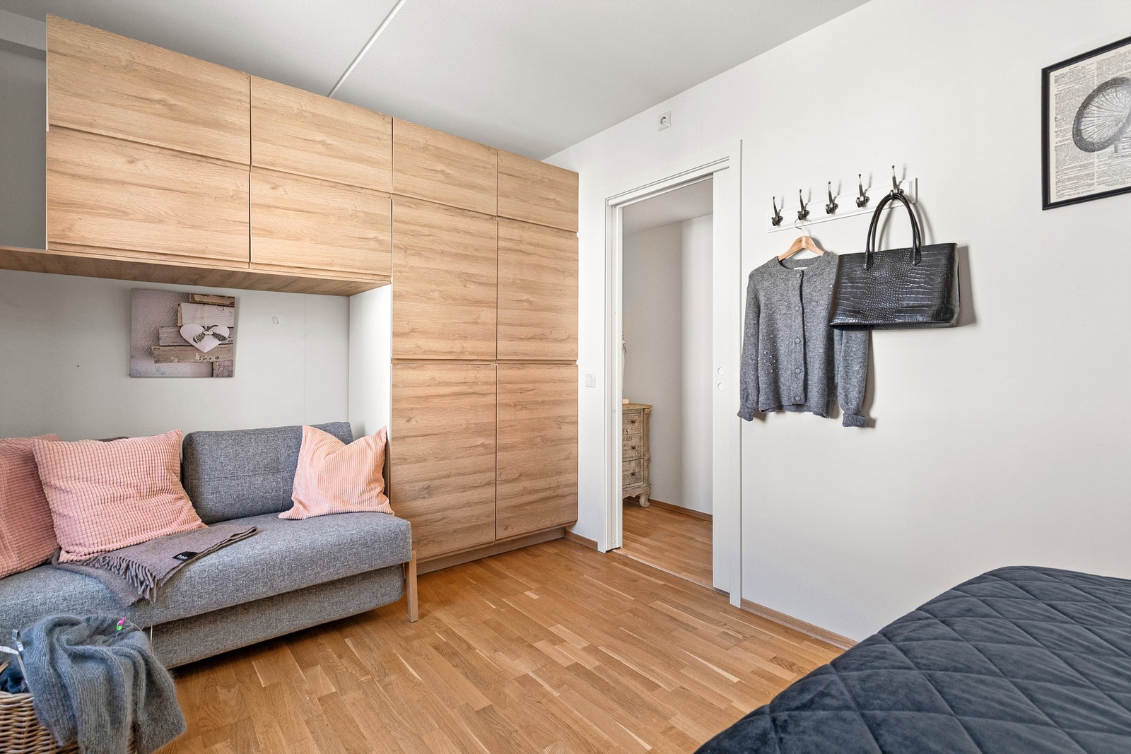 Godt med garderobeskap. Selger har laget en tilpasset løsning med sovesofa i nisjen ved skapene Galleribilde