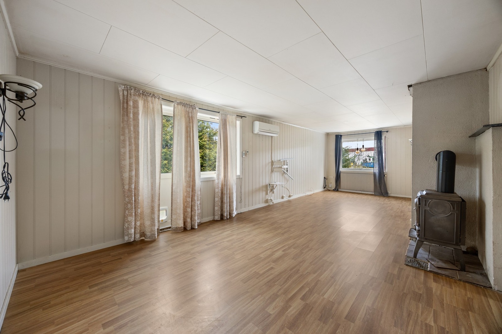 Det er oppvarming fra vedfyring, elektrisitet og varmepumpe. Galleribilde