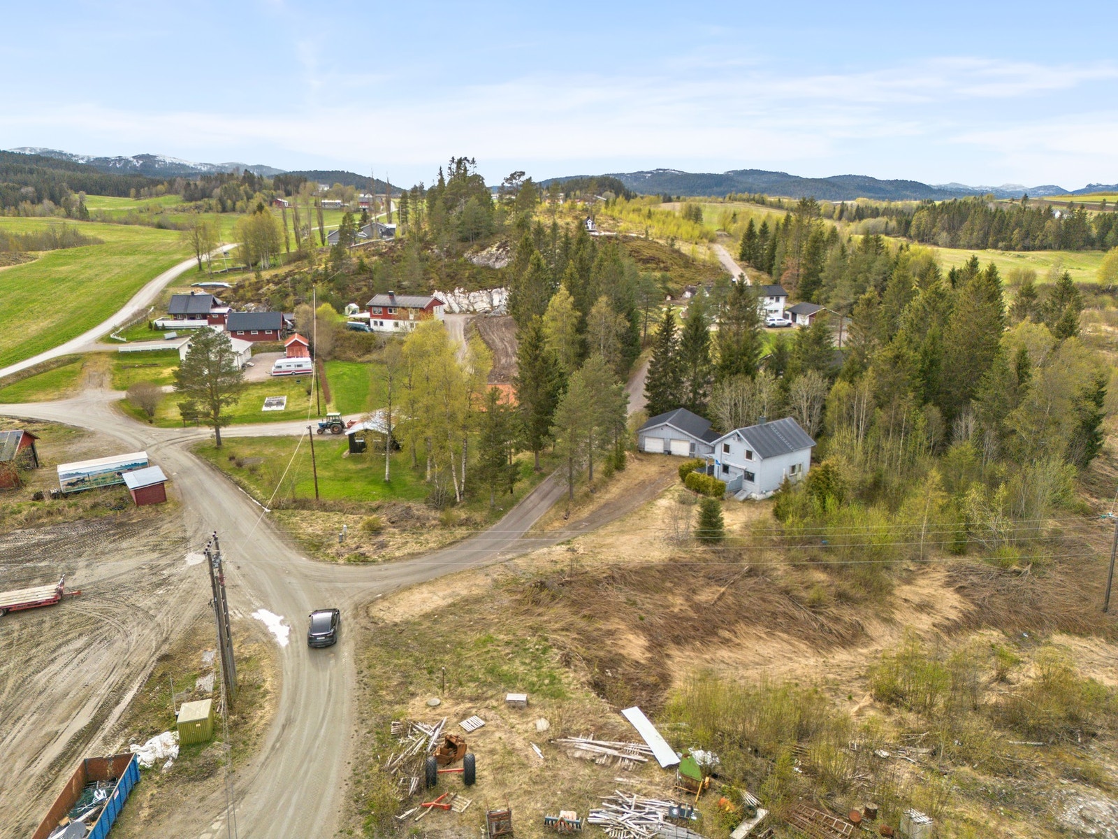 Eiendommen har en landlig og skjermet beliggenhet med kort vei til butikk, bussforbindelse og turområder. Galleribilde