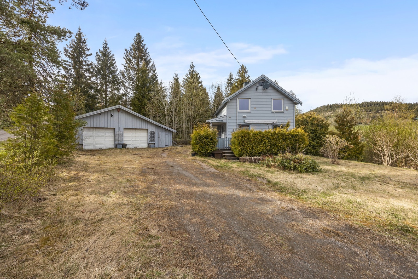 Gårdsplass med oppstillingsplass for flere biler Galleribilde