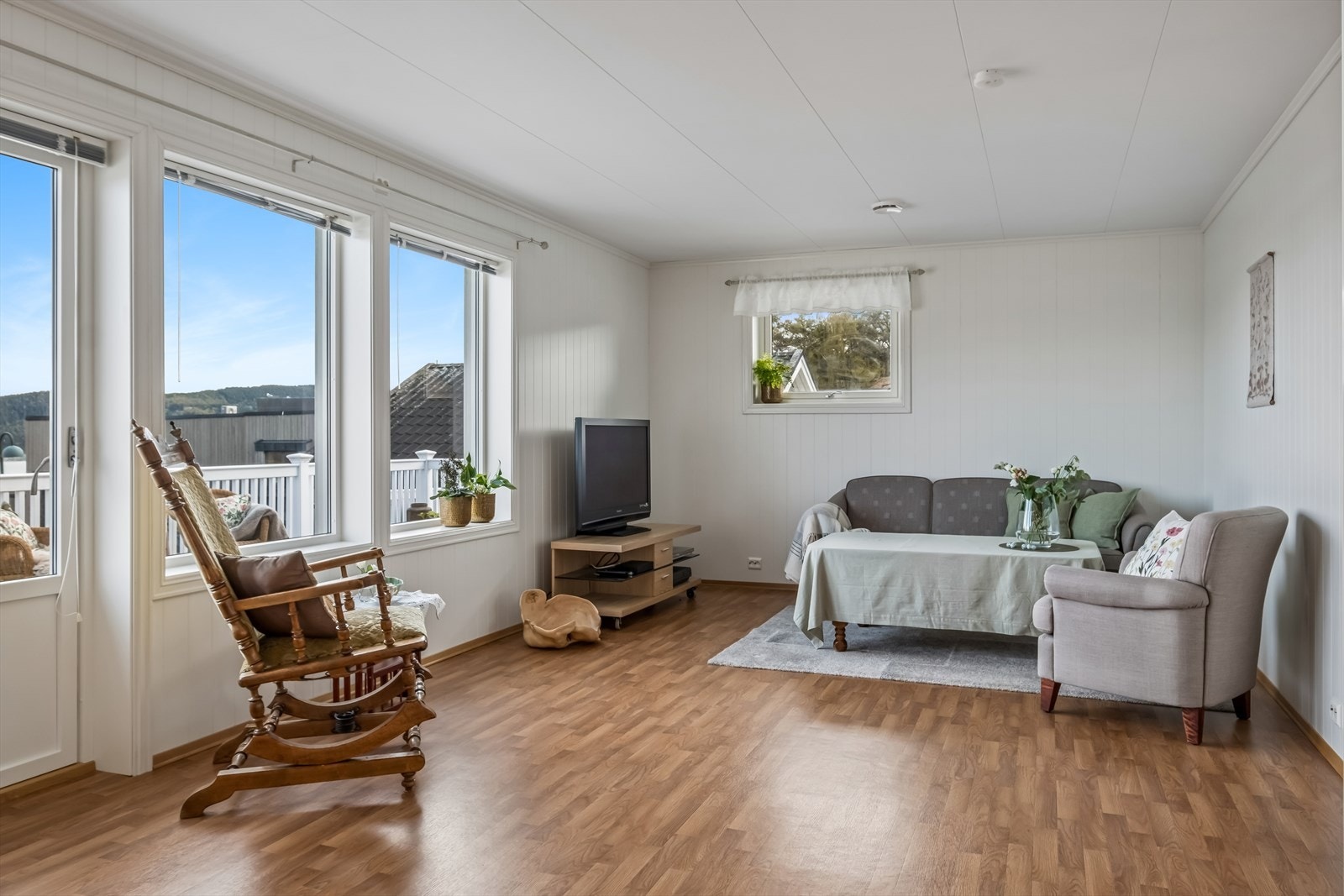 Stue med store vinduer for godt lysinnslipp. Galleribilde
