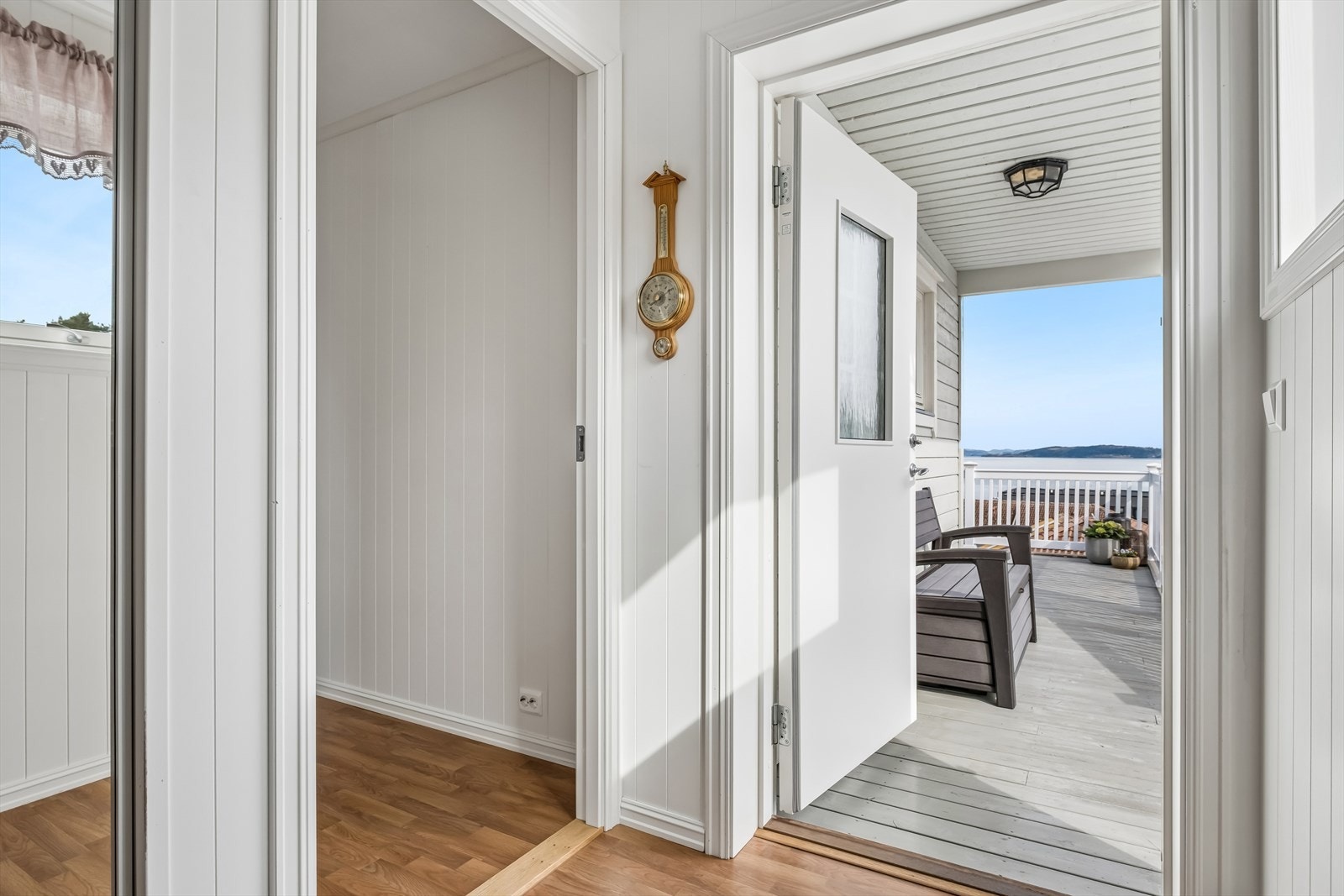 Gang med skyvedørsgarderobe. Galleribilde
