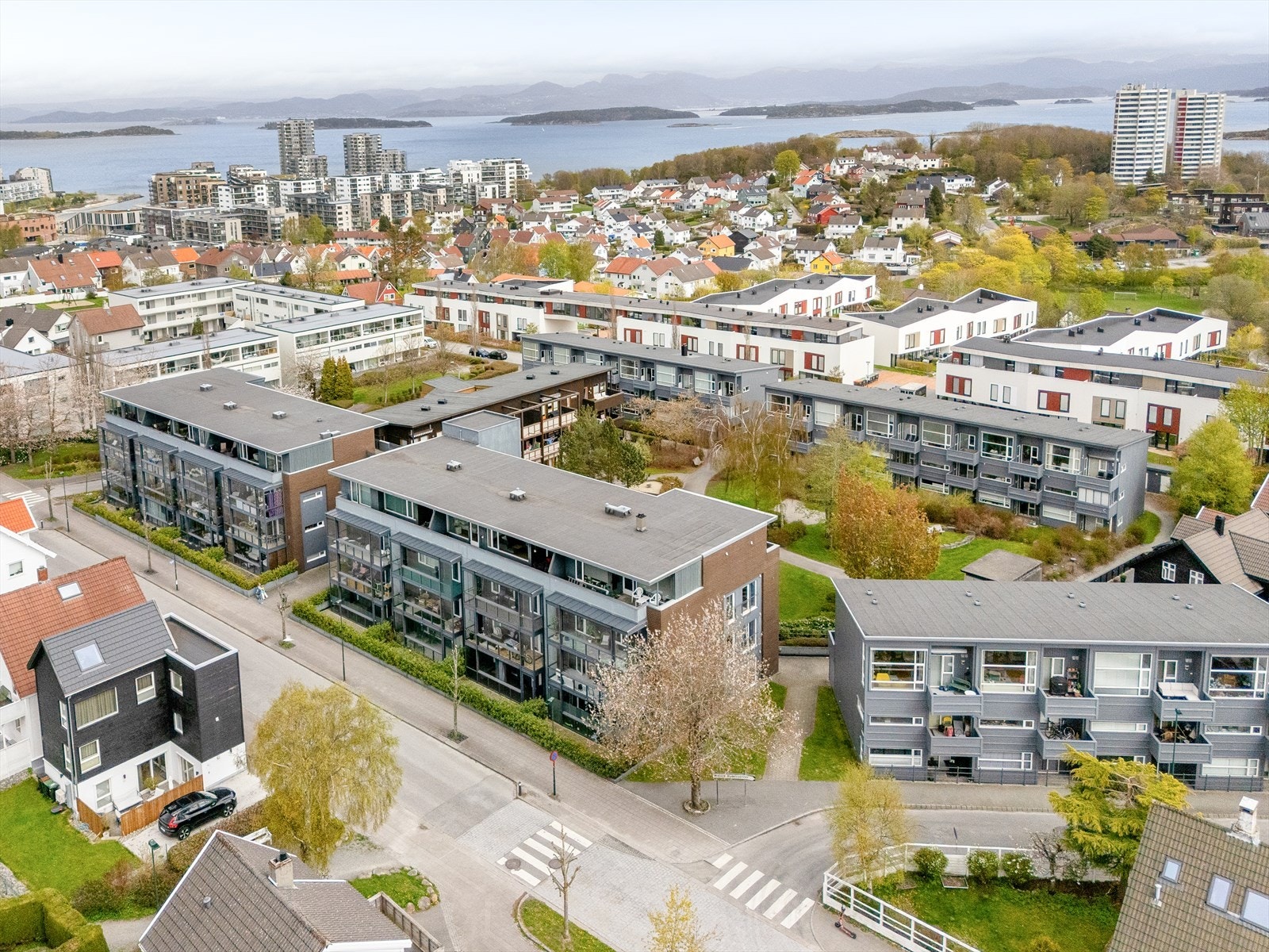 En supersentral beliggenhet som kombinerer bynærhet med rolige og grønne omgivelser. Galleribilde