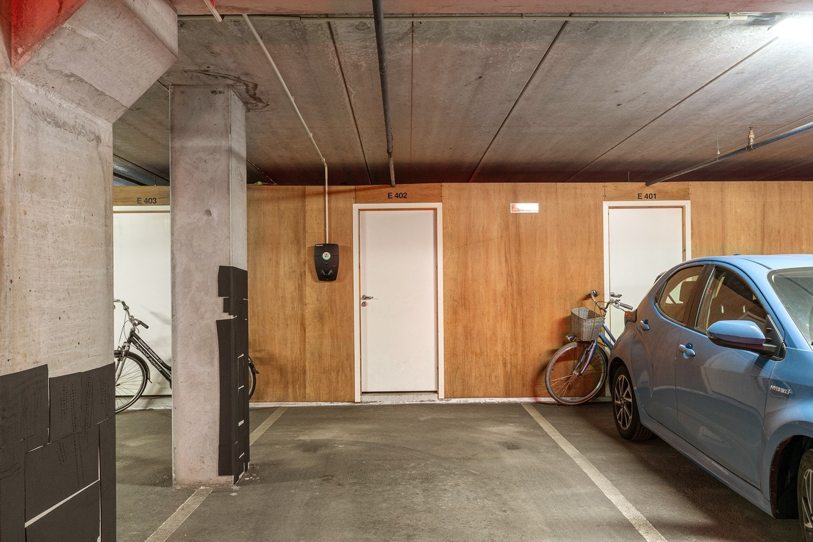 I garasjeanlegget medfølger en fast plass med installert elbillader. Galleribilde