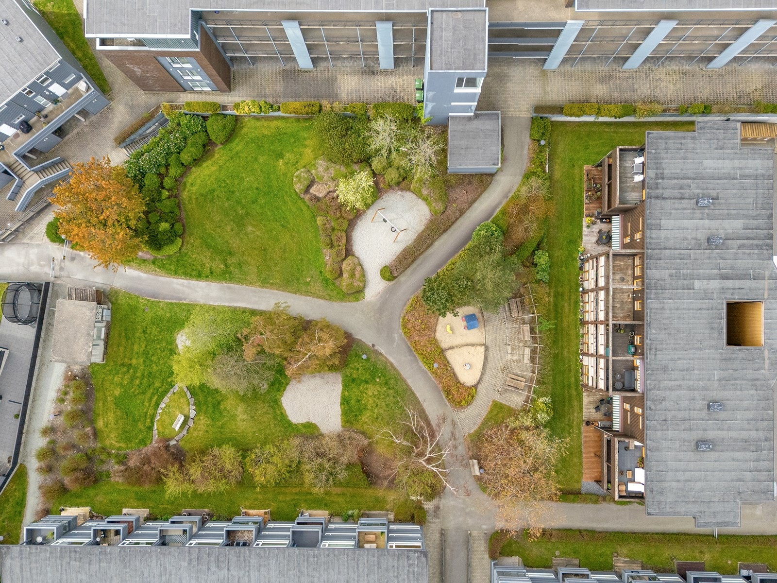 De bilfrie fellesområdene mellom byggene er trygge og ideelle for barnefamilier. Galleribilde