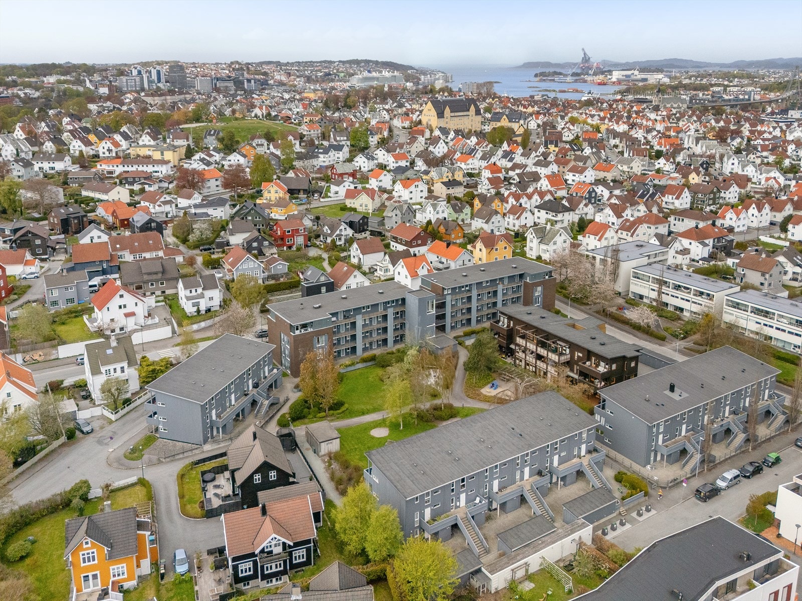 Fra Storhaug er det kort vei til alt av sentrumsfasiliteter, skoler og barnehager. Galleribilde
