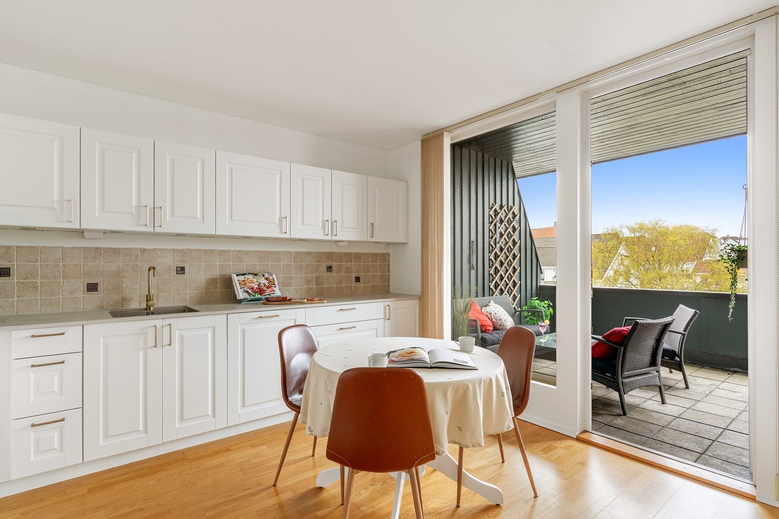 Toppleilighet med heis og egen inngang fra Svalgang! Galleribilde