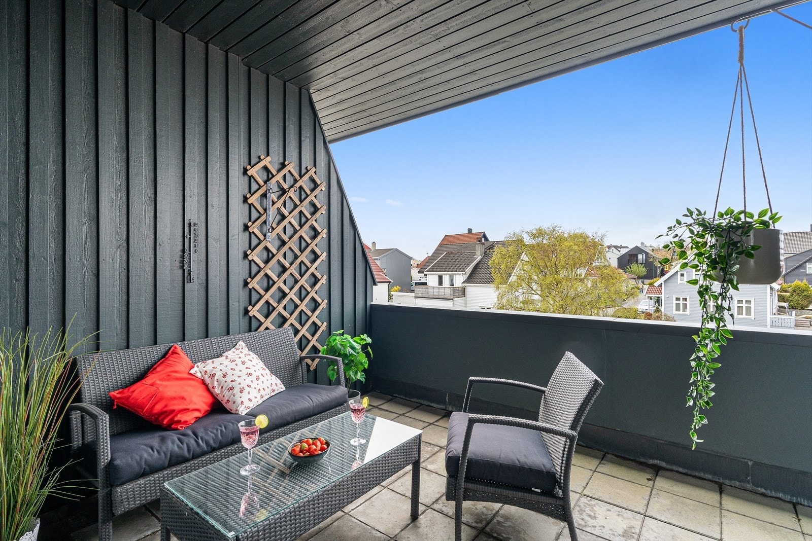 Den romslige balkongen på 22 m² har god plass til sittegruppe hvor en kan nyte ettermiddags- og kveldssol. Galleribilde