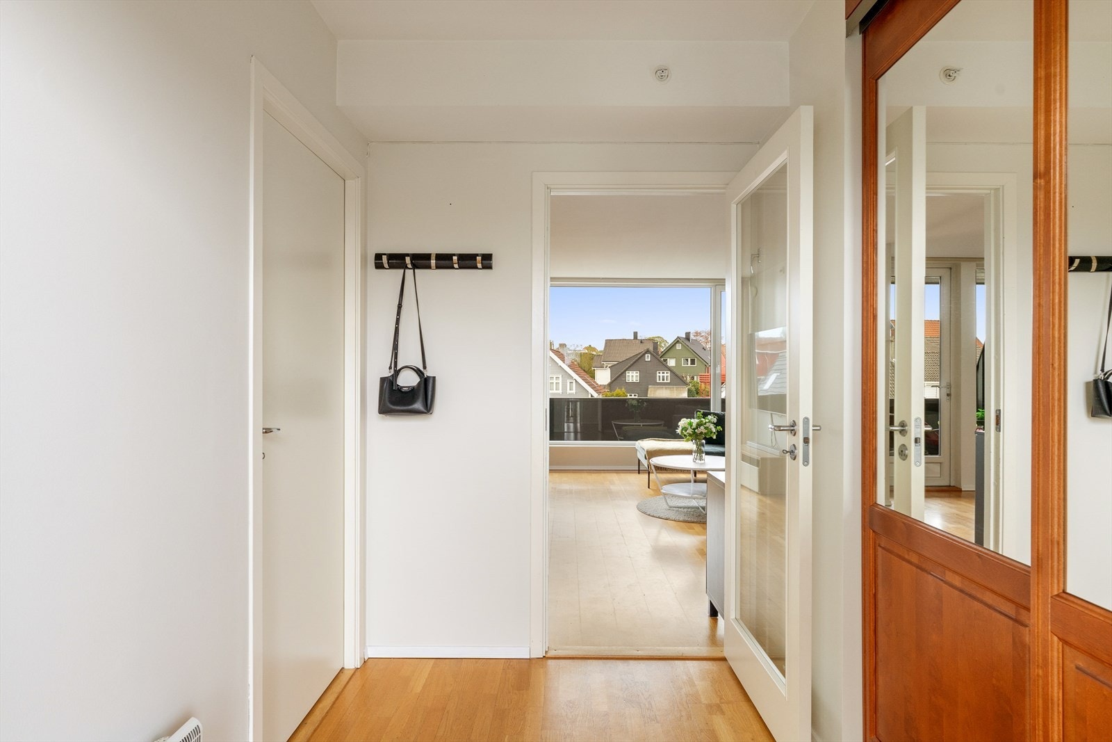Romslig entré/ gang med stor skyvedørsgarderobe, samt god plass til sko og ytterklær. Galleribilde