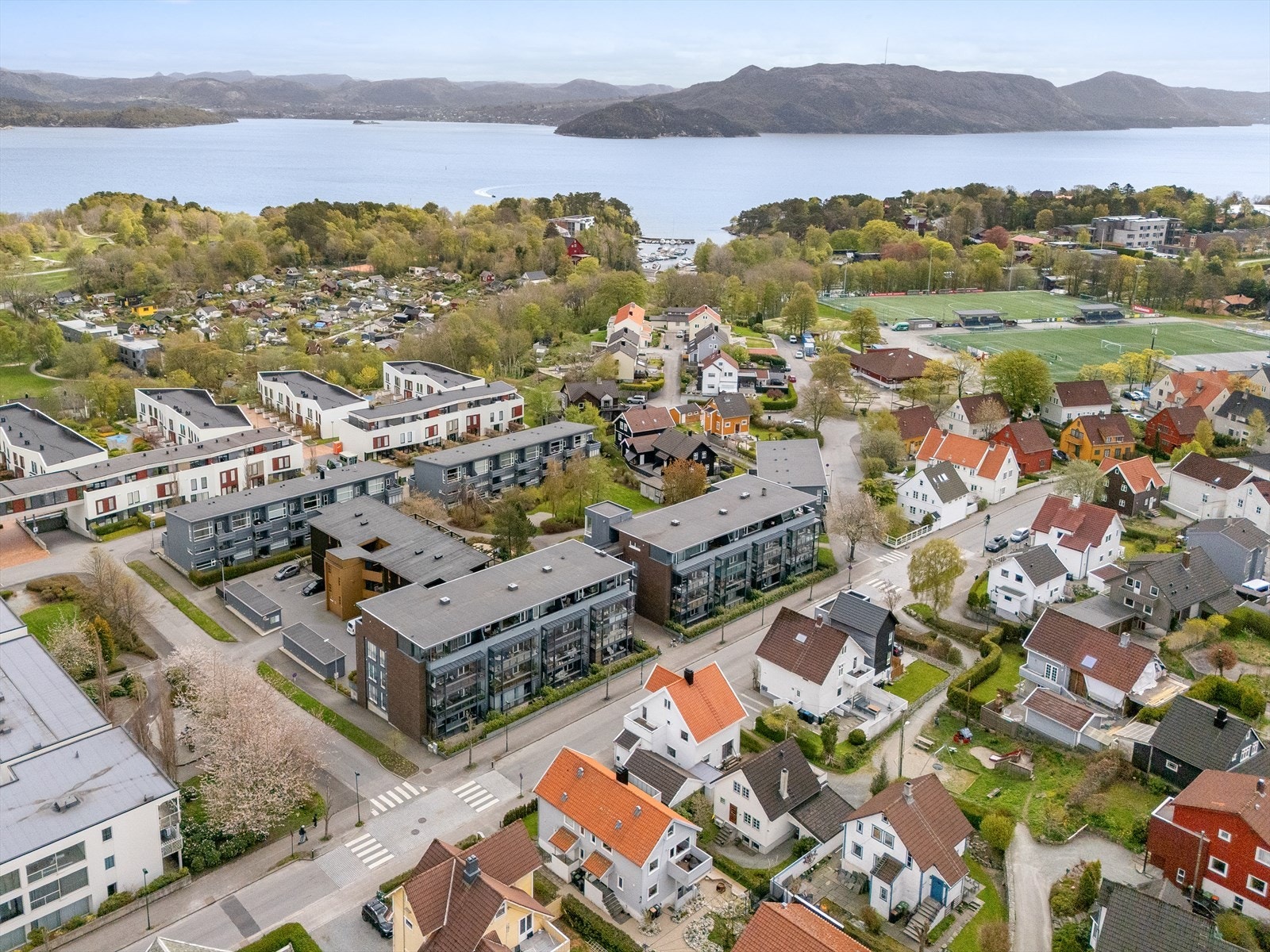 Kort vei til flotte turområder, Ramsvik båthavn og Godalen med bademuligheter. Galleribilde