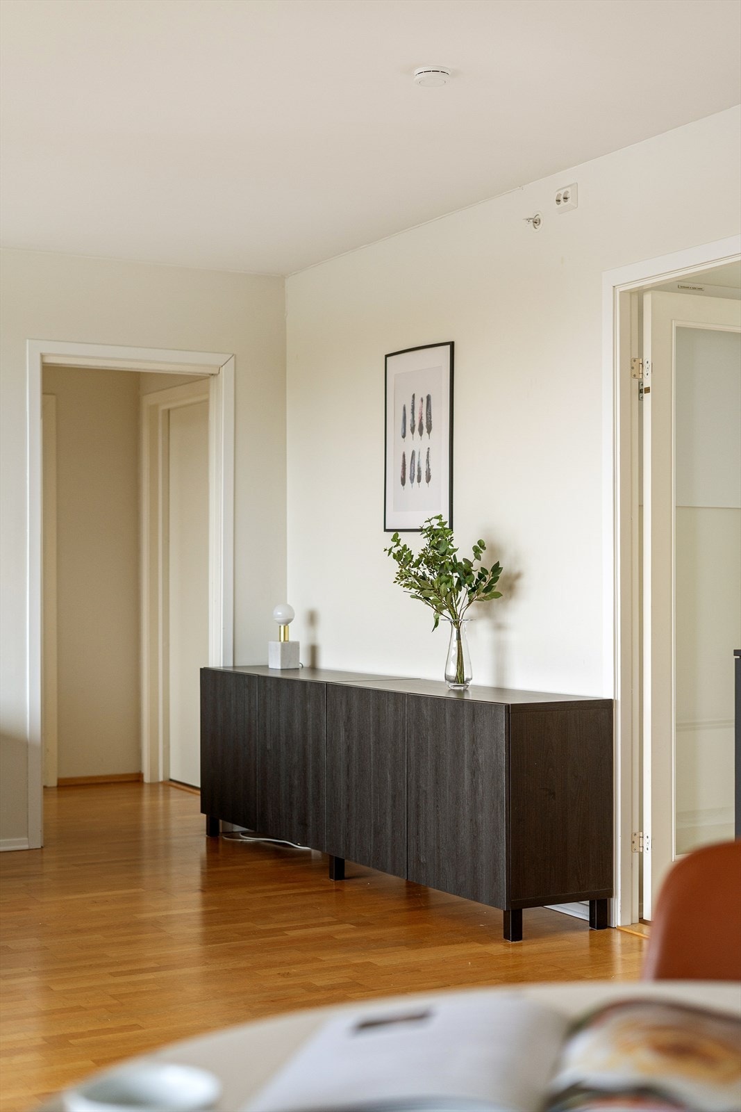 Lyst og innbydende med plass til hyggelige lag for venner og familie. Galleribilde