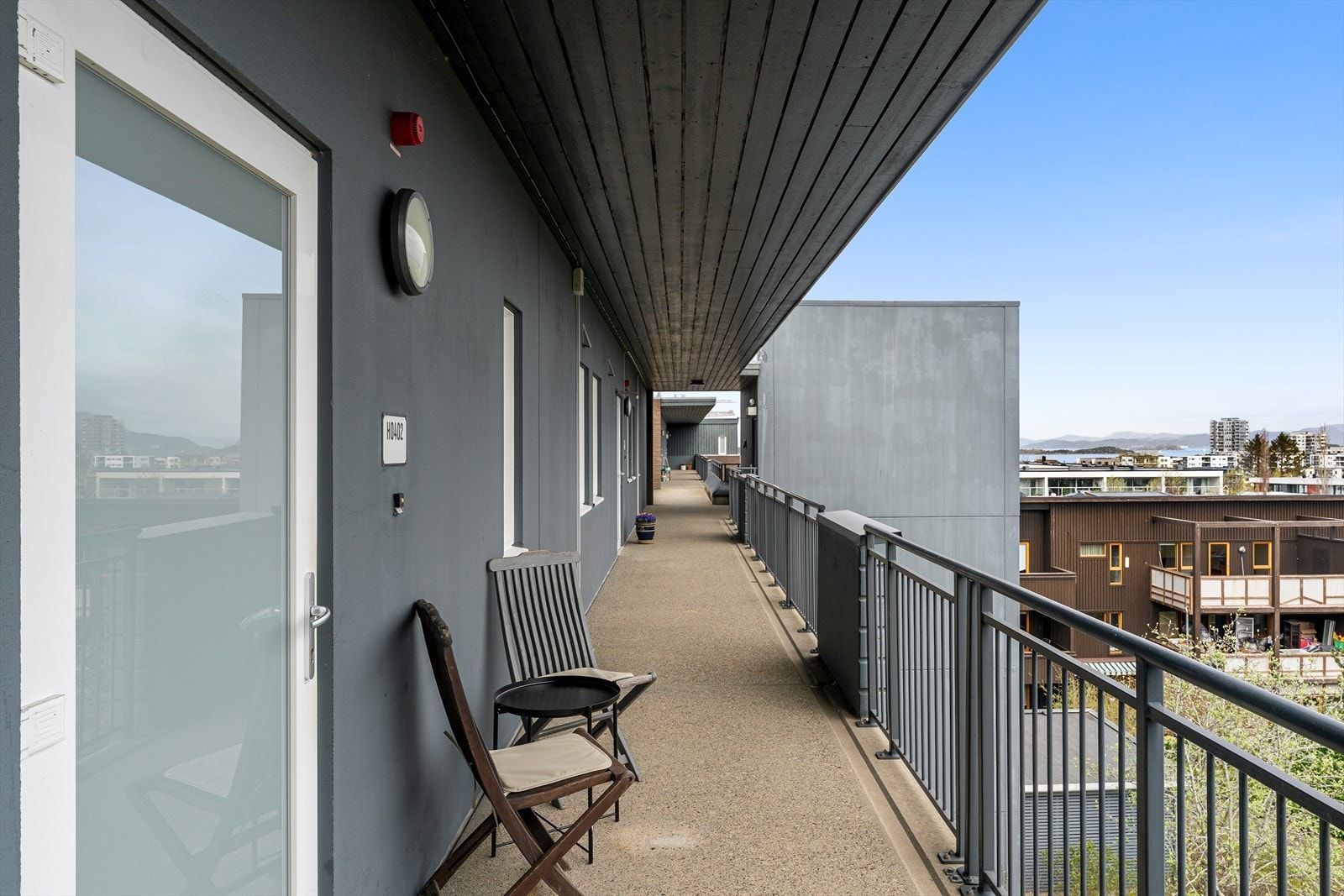 Leiligheten ligger i byggets fjerde etasje, med enkel adkomst via heis eller trapper. Galleribilde