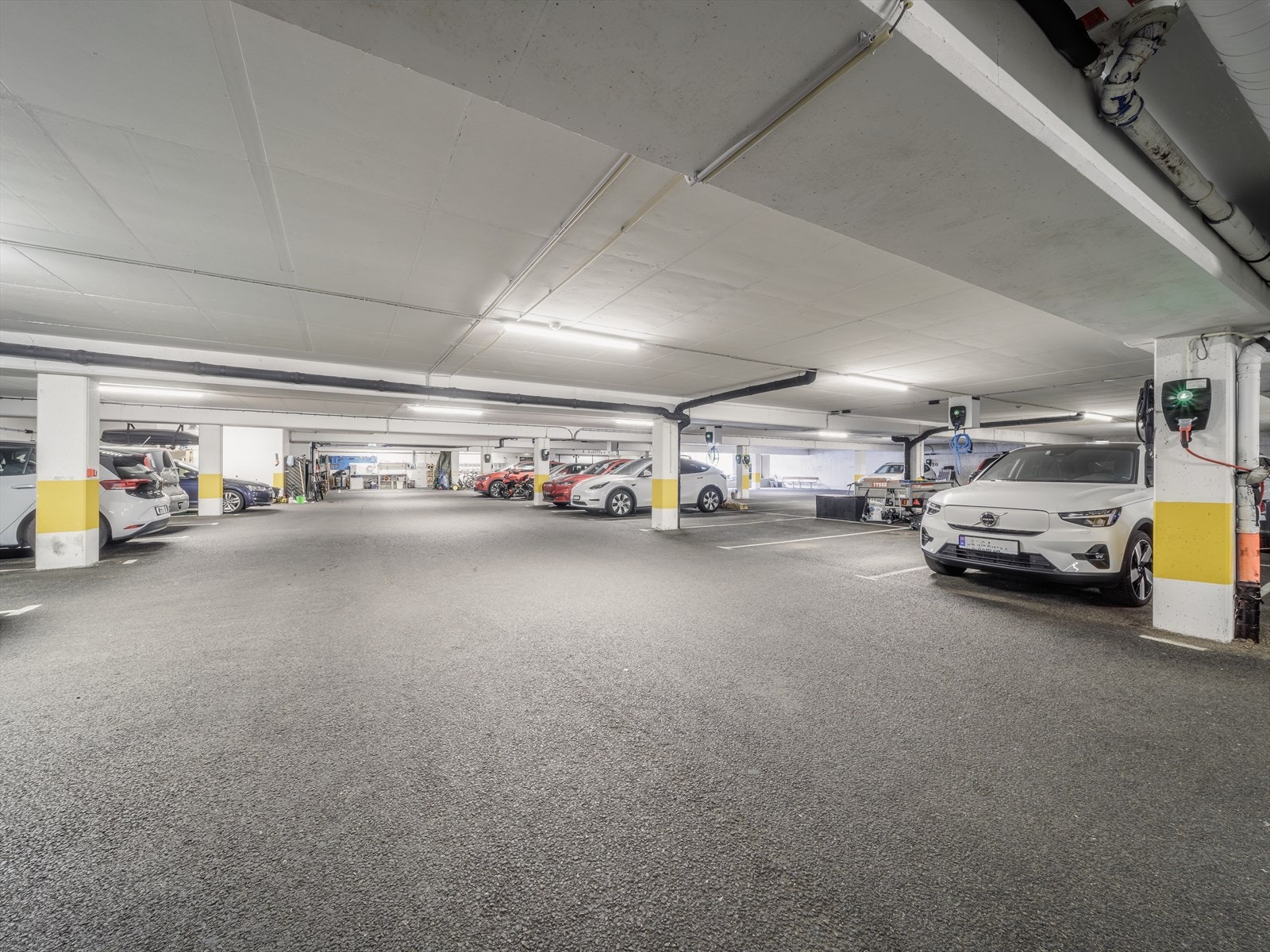 Det følger med en fast garasjeplass i lukket garasjeanlegg. I tillegg er det en bod i lukket bodrom med inngang fra garasjeanlegget. Galleribilde