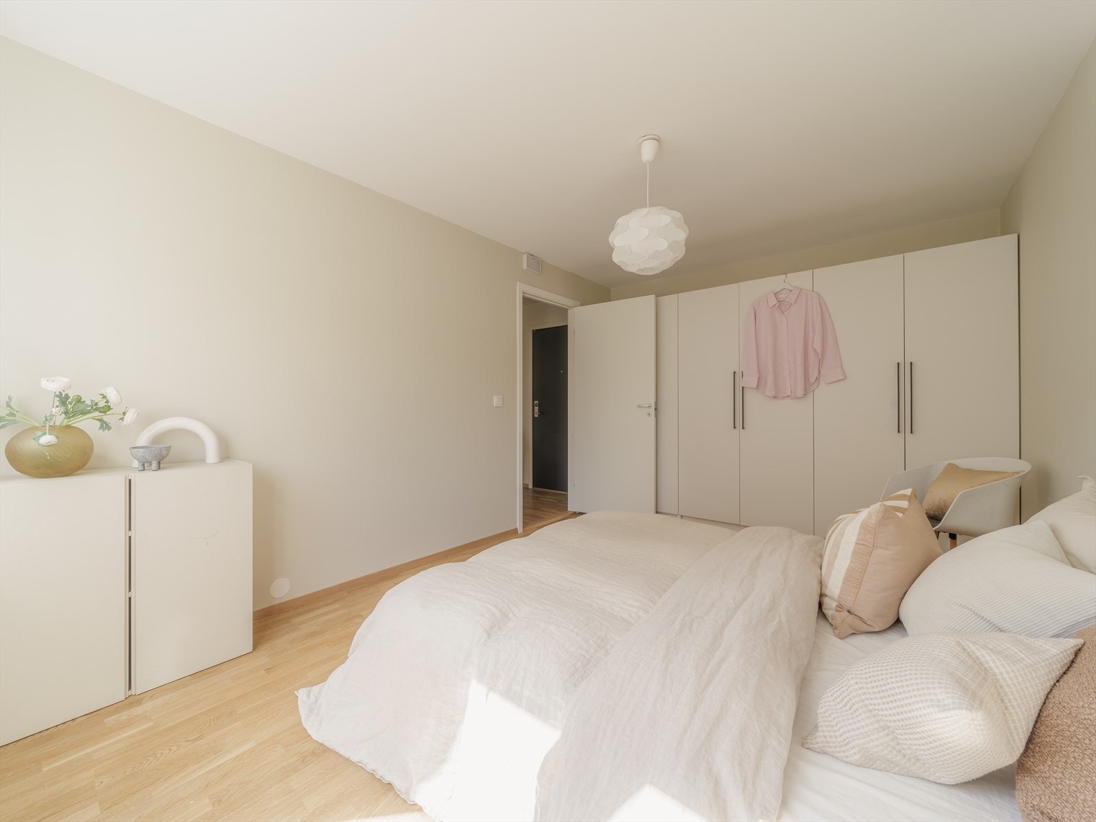 Det er god plass på soverommet til å innrede med stor dobbeltseng, nattbord, garderobeløsning og evt. en skrivepult eller lesekrok. Galleribilde