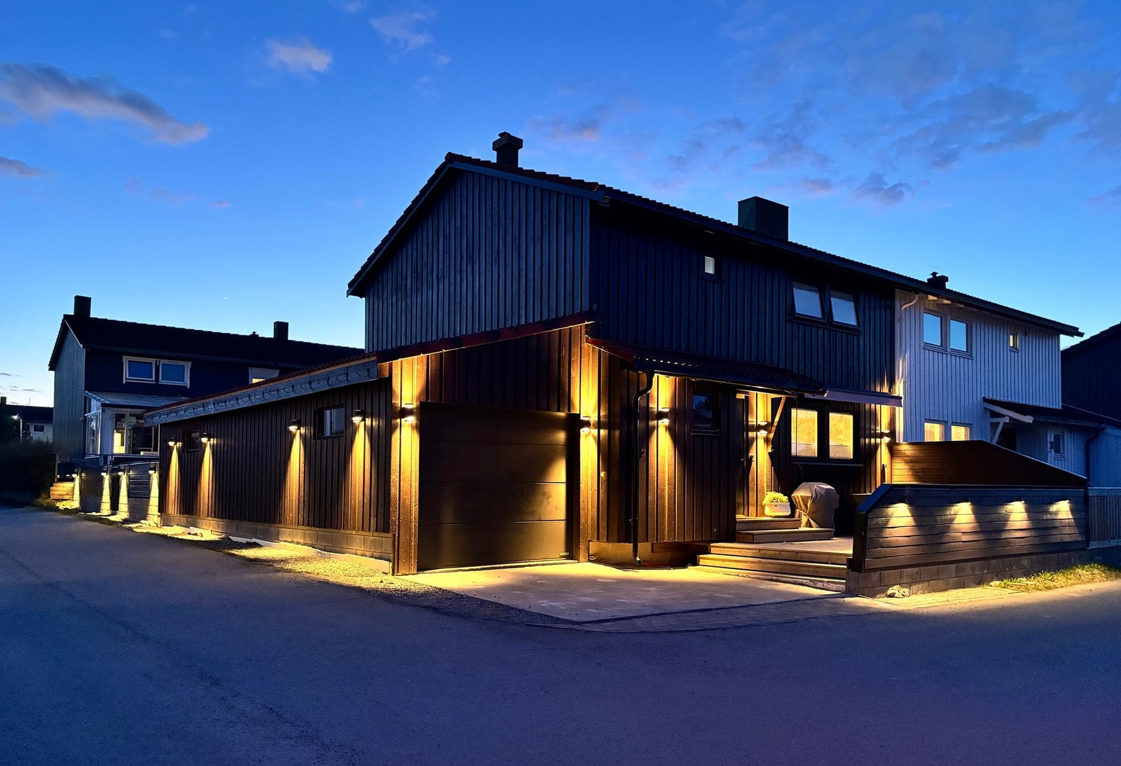 Fasade fremside i kveldsstemning Galleribilde