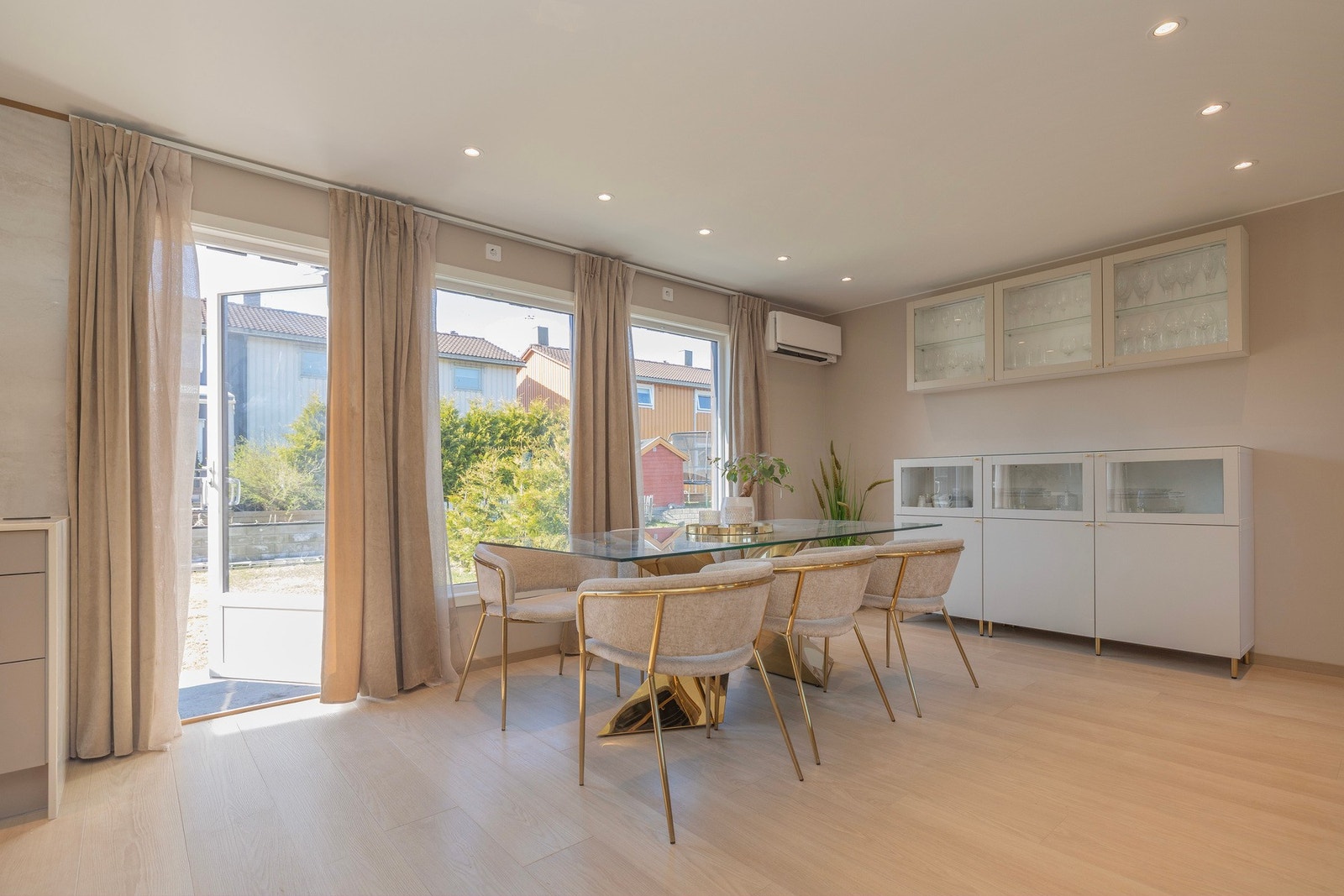 Stue med utgang til solterrasse og hage. Varmepumpe og downlights i taket Galleribilde