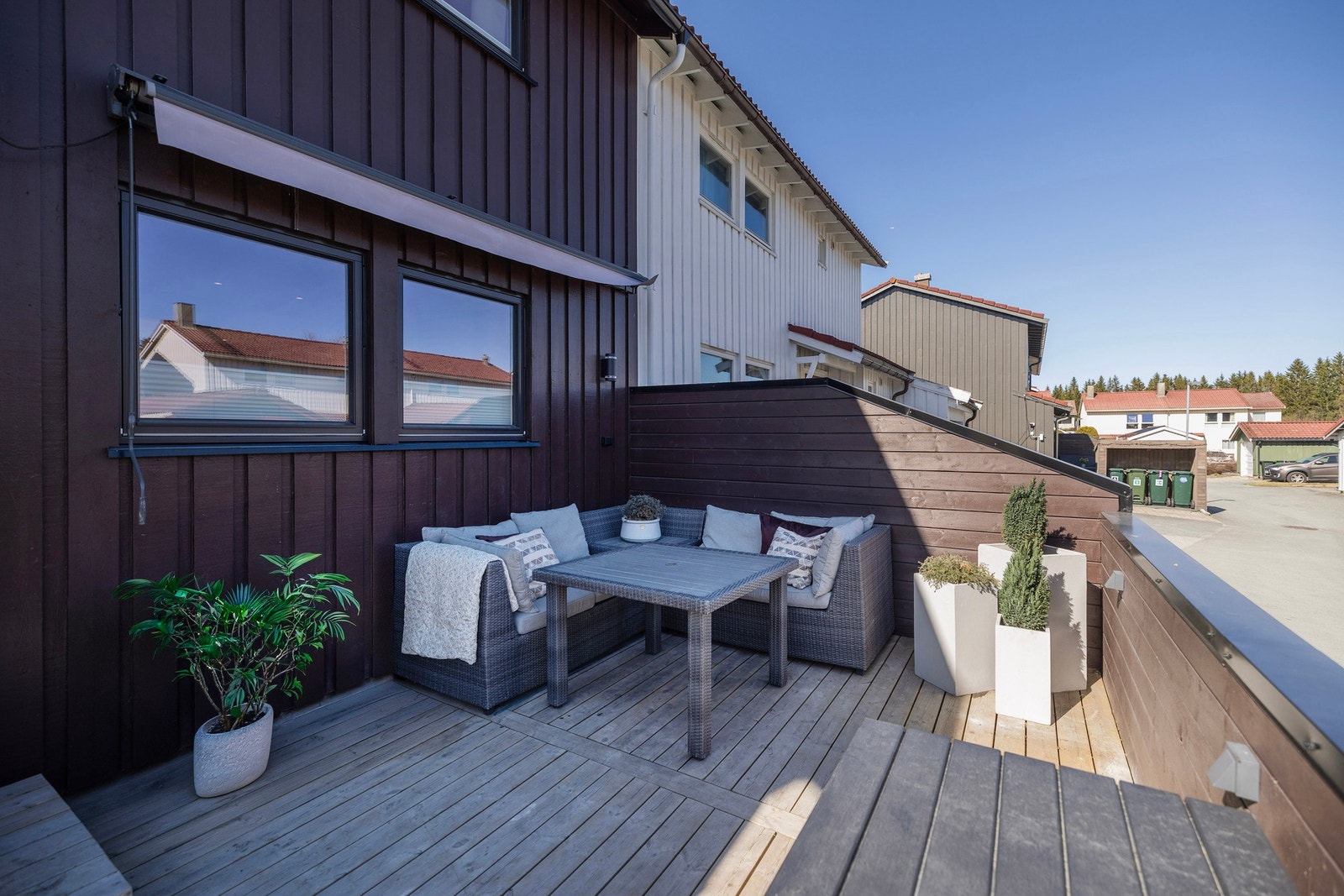 Solterrasse ved inngangsparti på ca. 15,7 kvm Stor elektrisk markise. Galleribilde