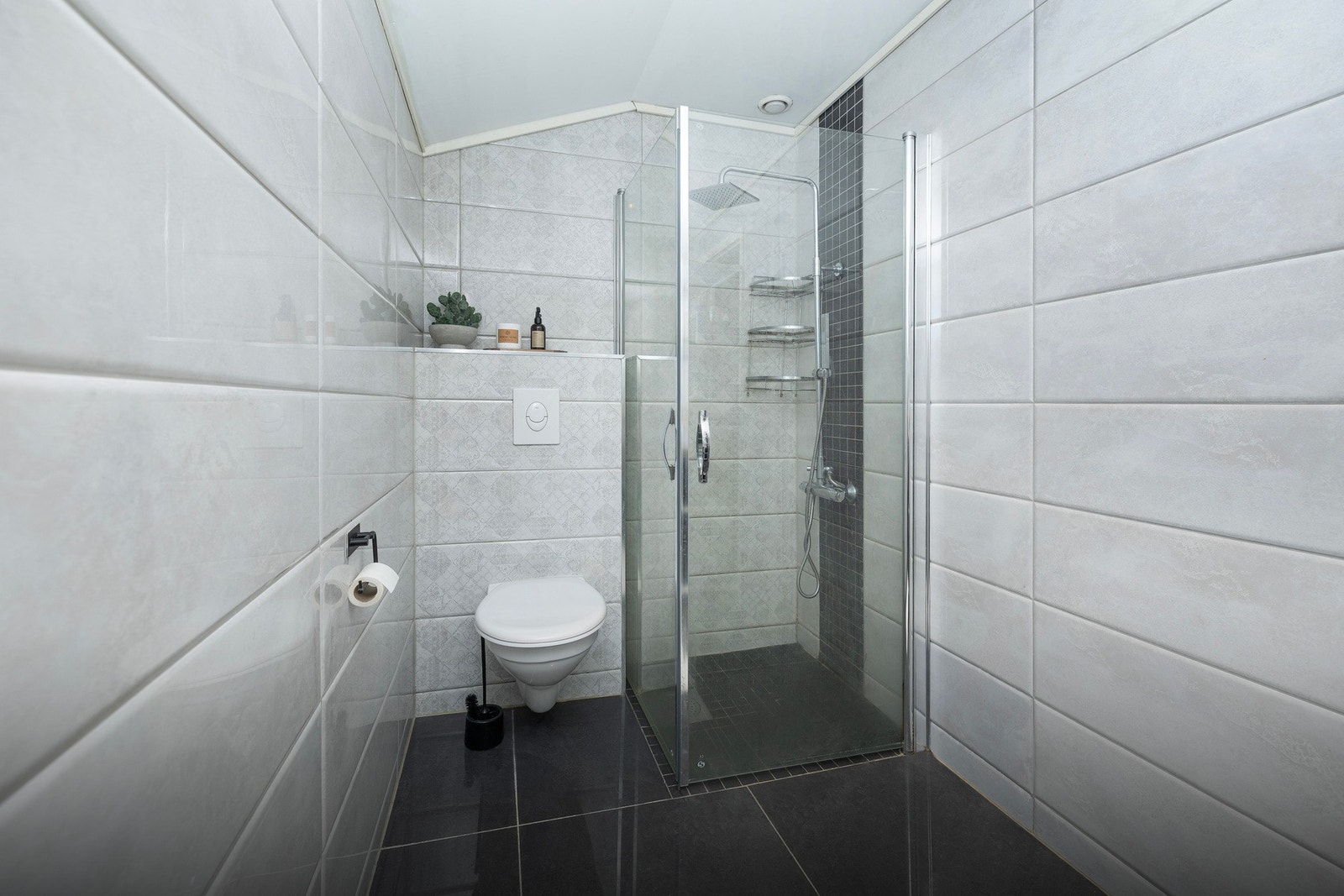 Bad/wc i 2. etasje. Vegghengt wc og dusj med innfellbare dusjvegger Galleribilde