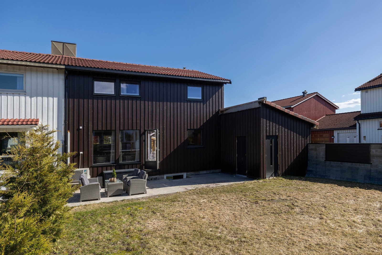 Hage, terrasse på ca. 27,2 kvm. Dør direkte inn til garasje, samt inngang til bod på enden av garasjen. Galleribilde