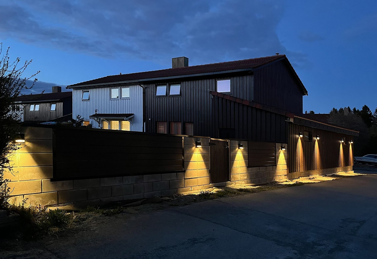 Fasade bakside i kveldsstemning Galleribilde