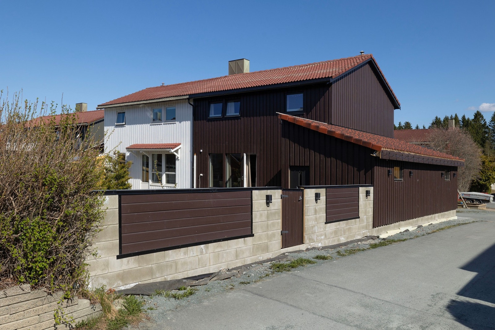 Fasade bakside med garasje. Praktisk med port inn til hagen. Galleribilde