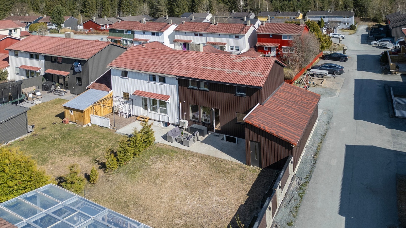 Dronefoto hage, fasade og nærområde Galleribilde