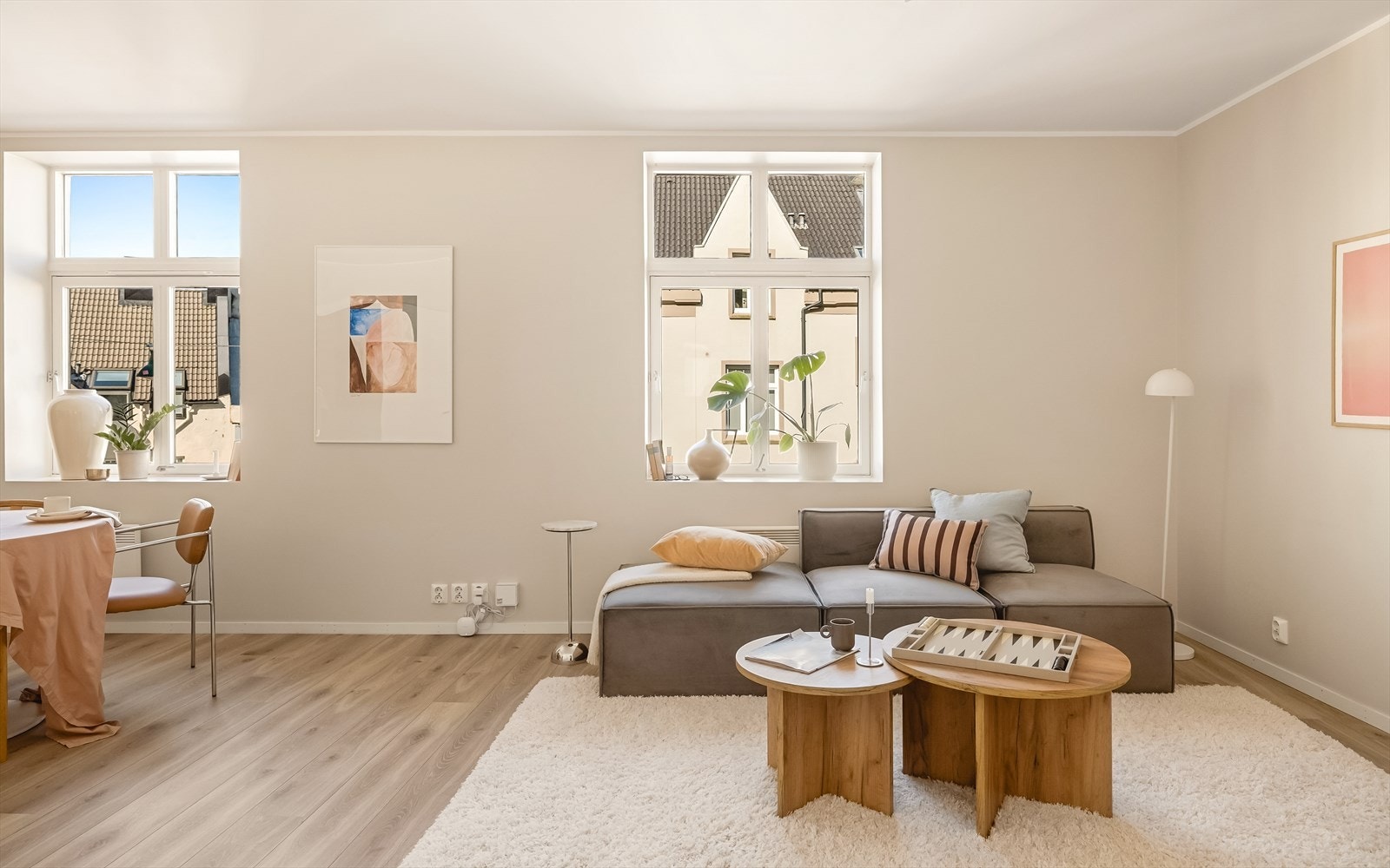 Store vindusflater sikrer godt med naturlig lys. Galleribilde
