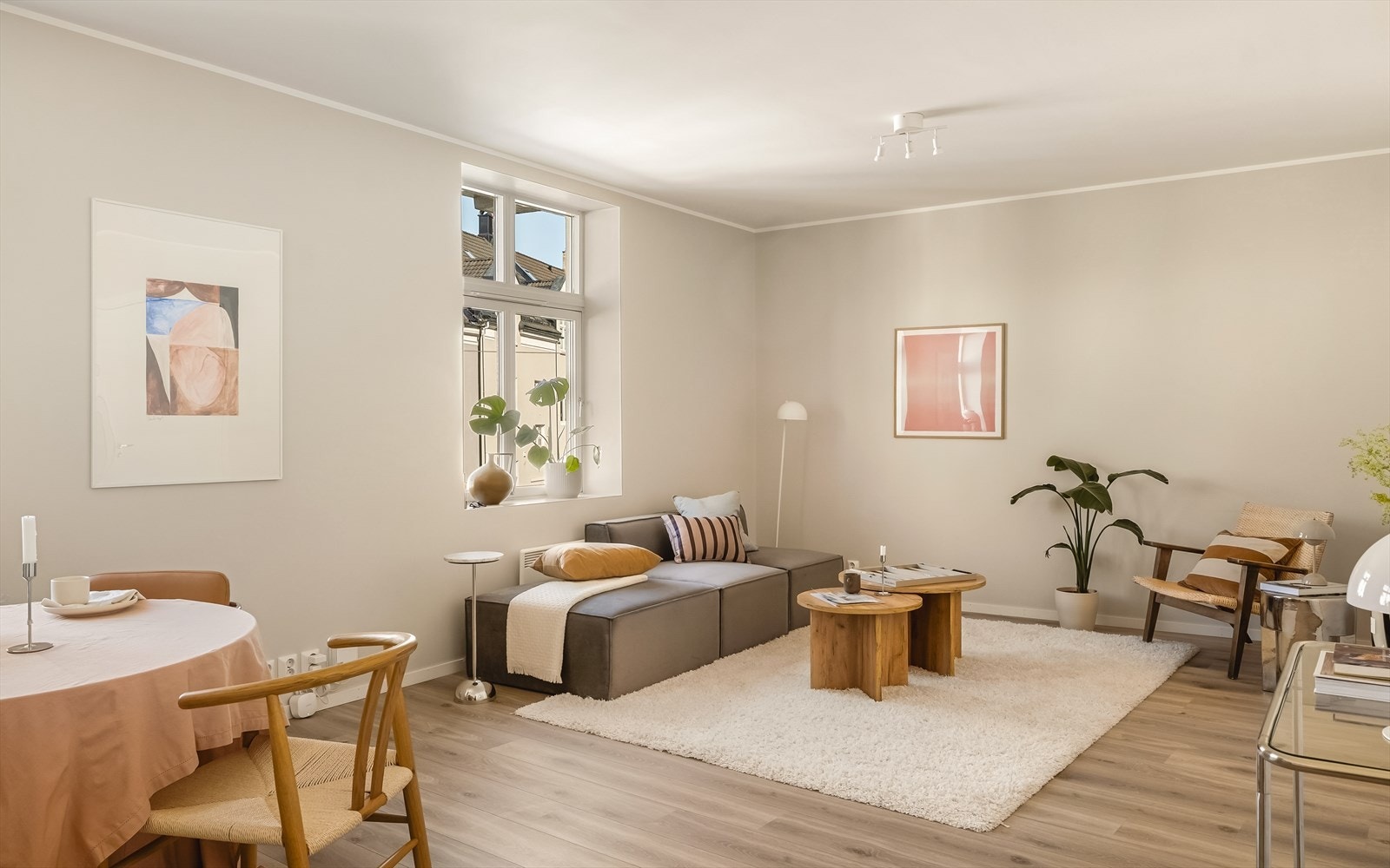 Her får du god plass til både spise- og sofagruppe. Luksus! Galleribilde