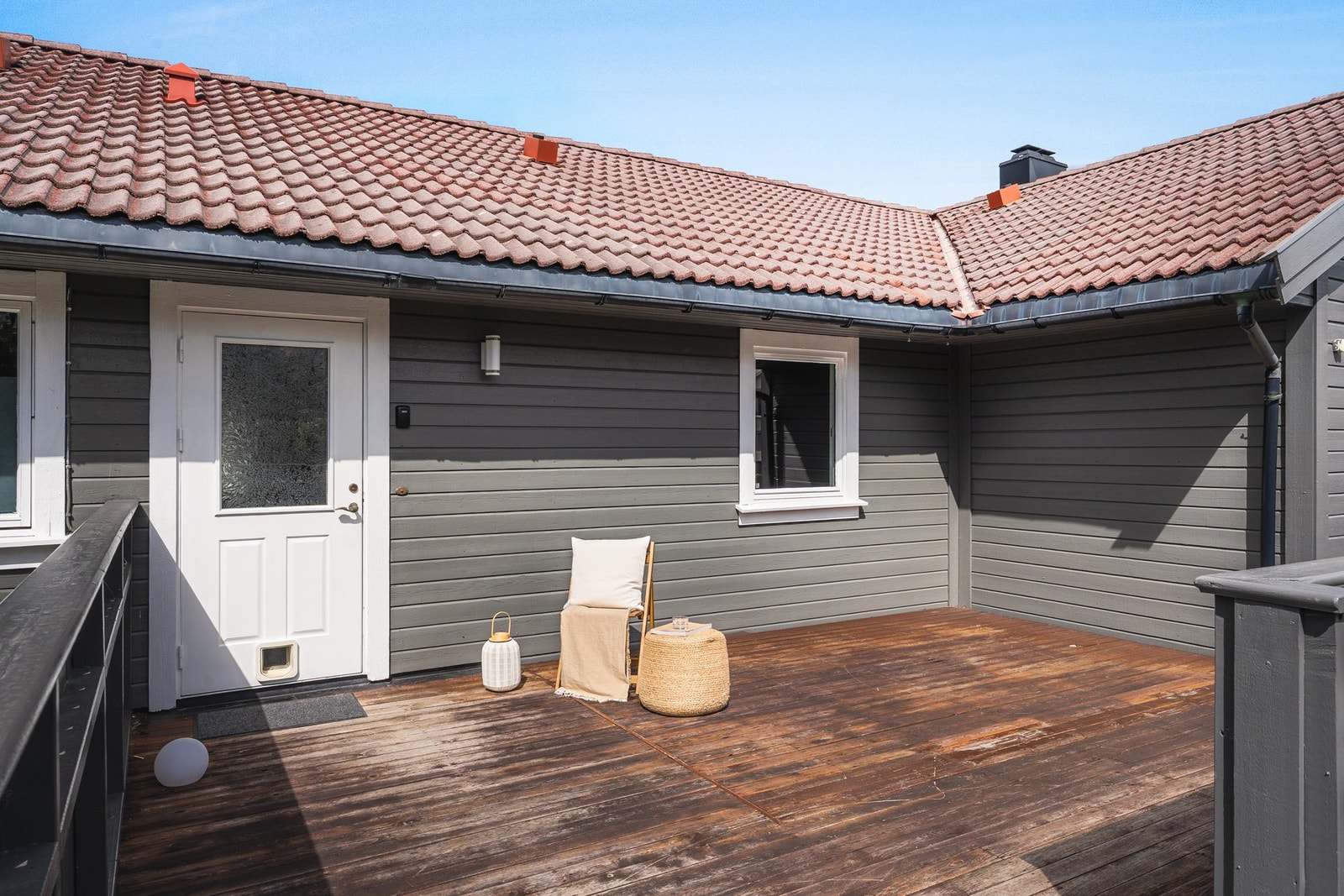 Ved inngangspartiet er det en stor terrasse på sameiets fellesareal med sol fra tidlig om morgen til ettermiddagstid. Galleribilde