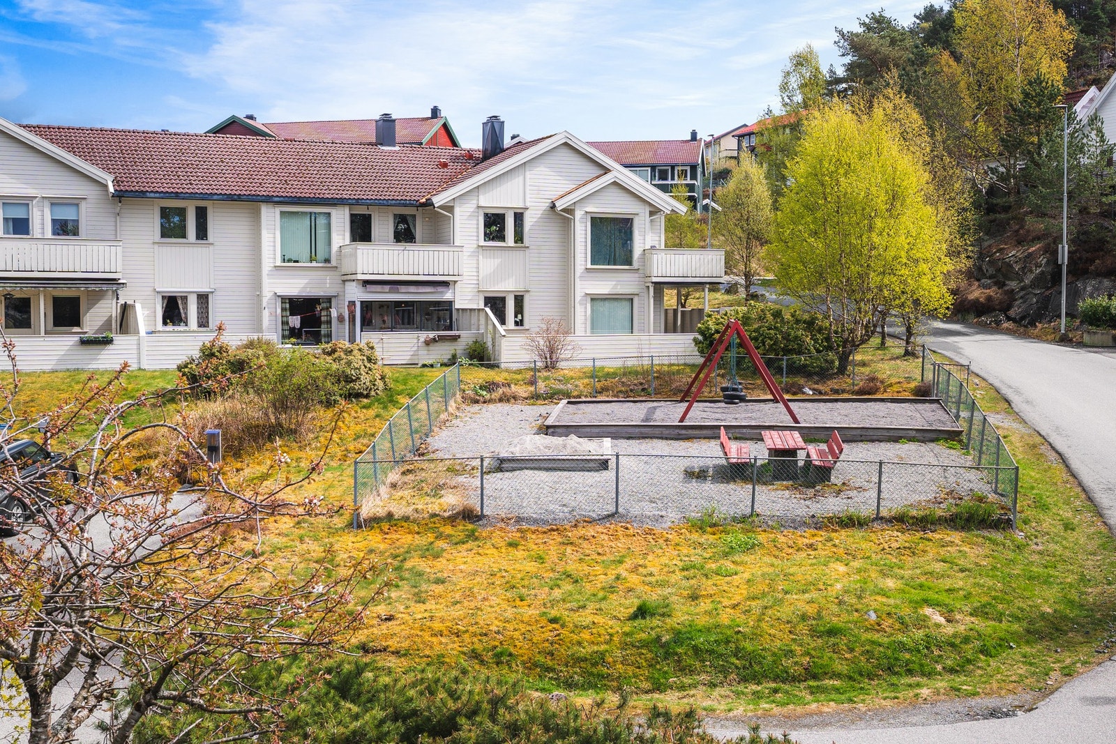 Området har flere pent opparbeidede lekeplasser som kan benyttes av beboerne på feltet. Galleribilde