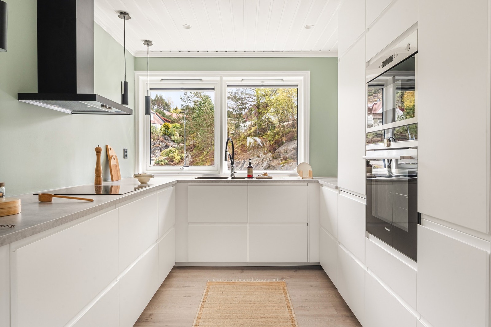 Kjøkkenet er levert av IKEA i 2019 og har en innredning som består av slette fronter, og benkeplate av laminat. Galleribilde