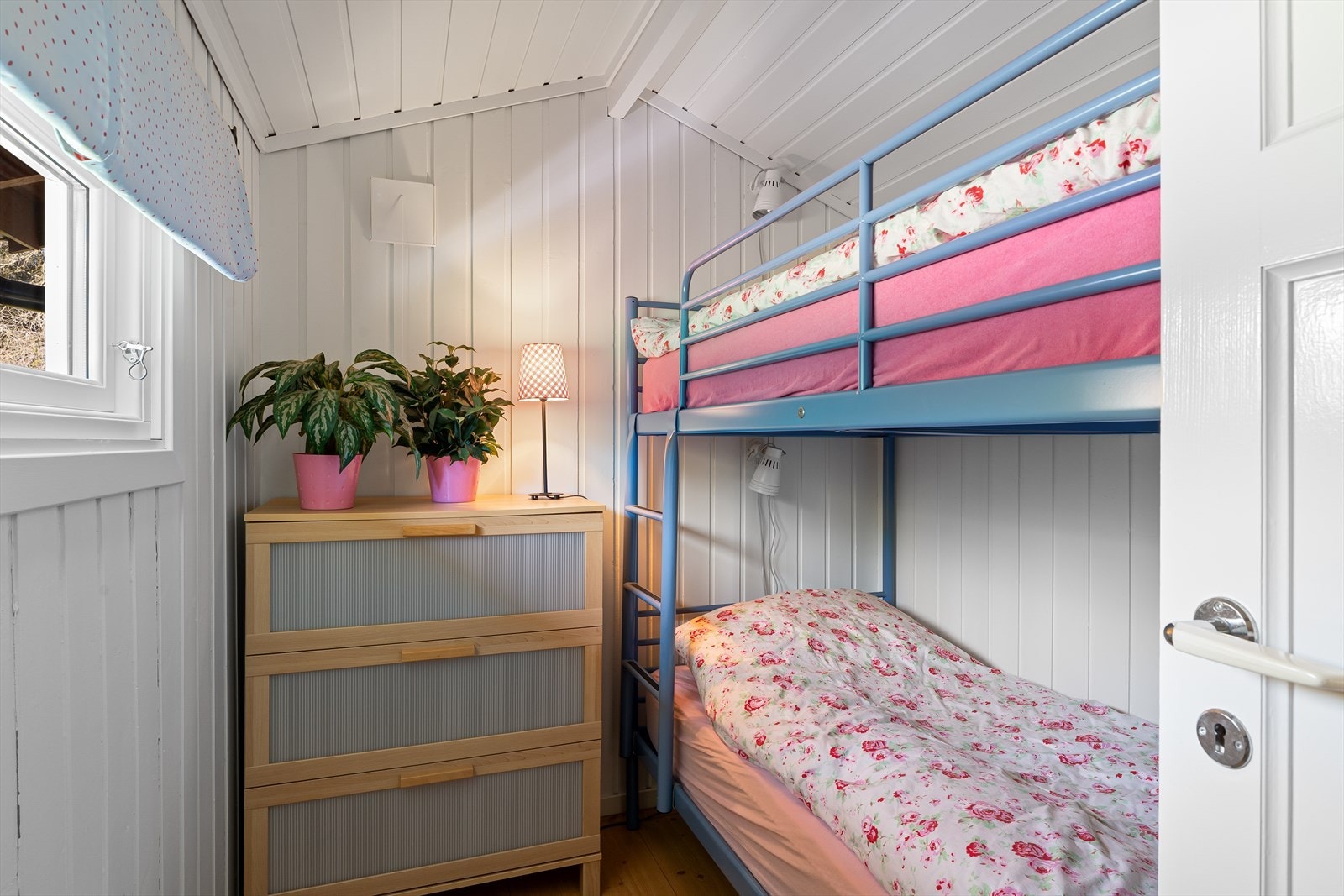 Soverom med plass til køyeseng, ideelt for barn eller gjester. Galleribilde