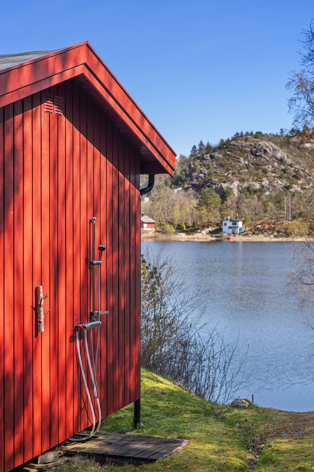 Praktisk utedusj for en forfriskende skylling etter badet. Galleribilde