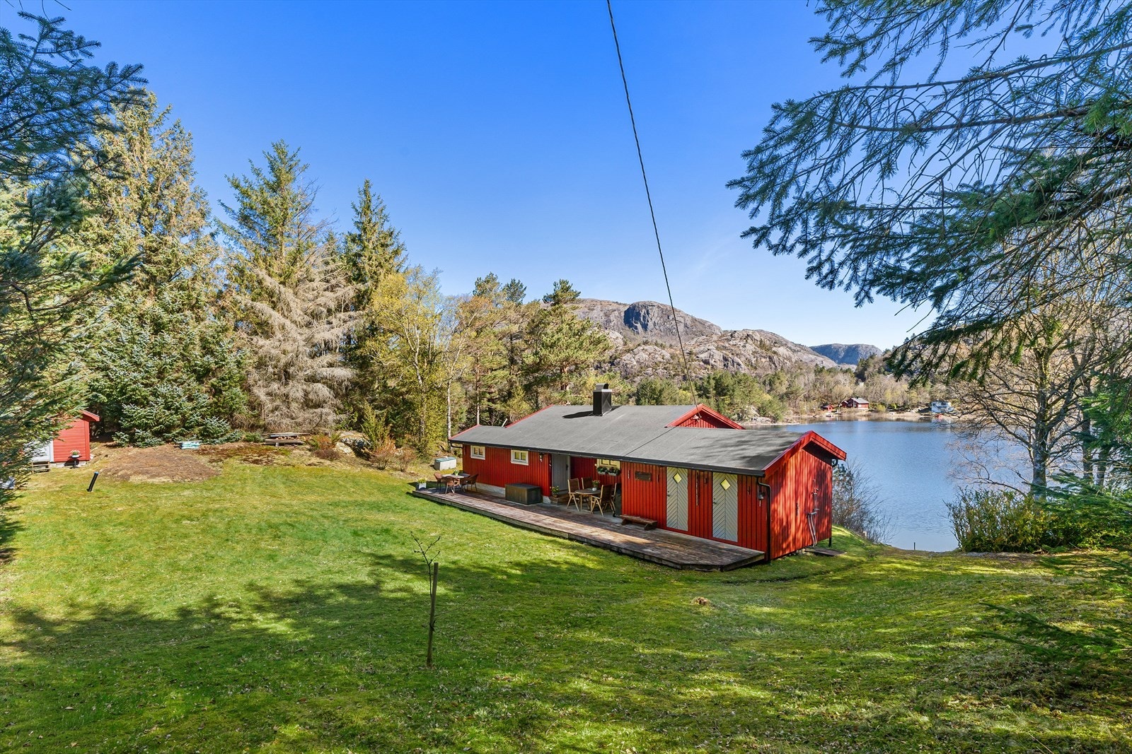 Stor gressplen med god plass for lek og aktiviteter. Galleribilde