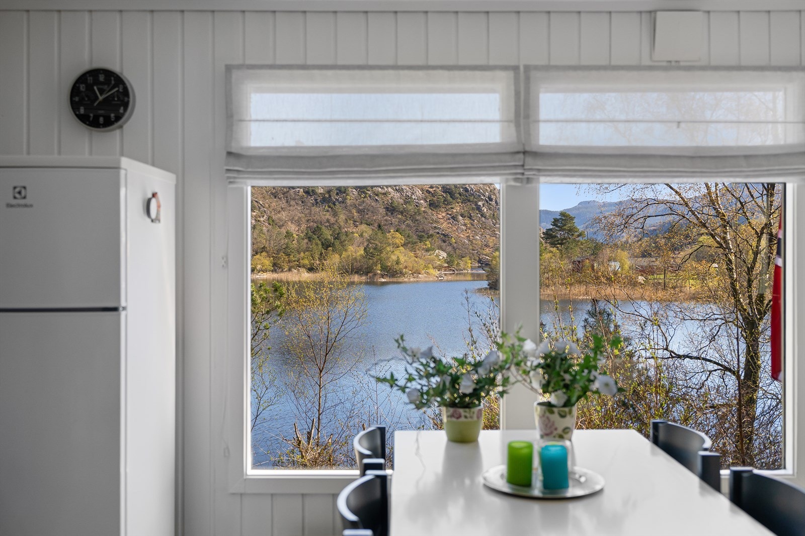 Fra spiseplassen har du en flott utsikt over vannet og det omkringliggende landskapet. Galleribilde