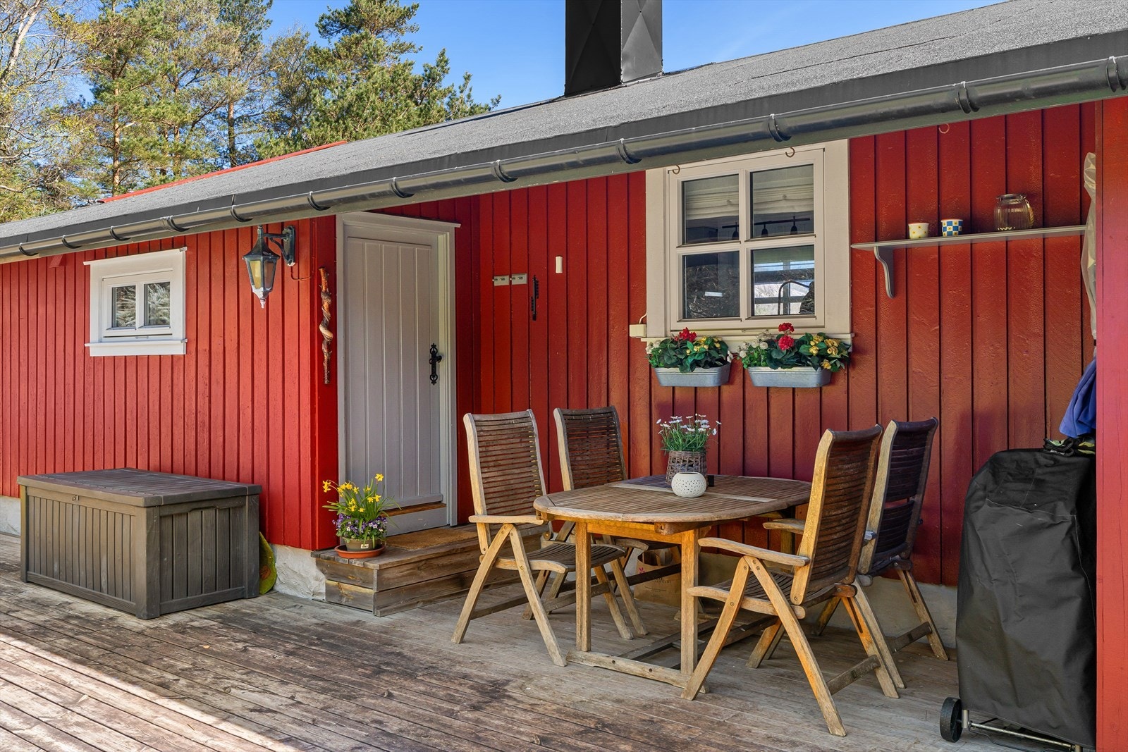 En romslig terrasse strekker seg langs deler av hytta, med god plass til sittegrupper. Galleribilde
