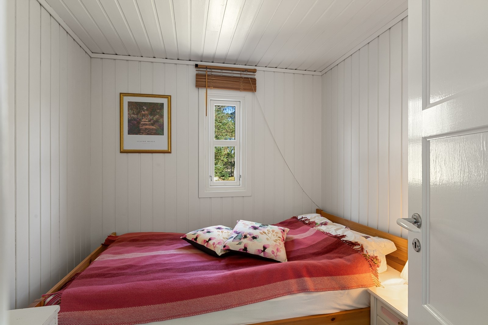 Et av de fire soverommene, med plass til seng og oppbevaring. Galleribilde