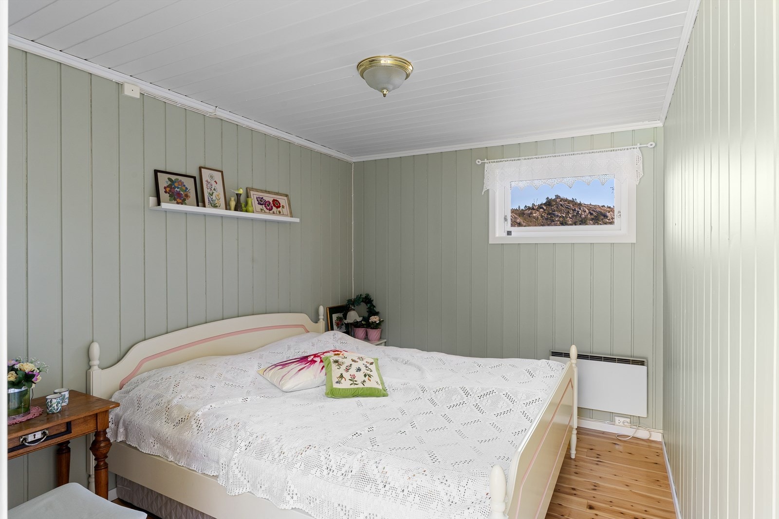 Hyttas hovedsoverom har god plass til dobbeltseng. Galleribilde