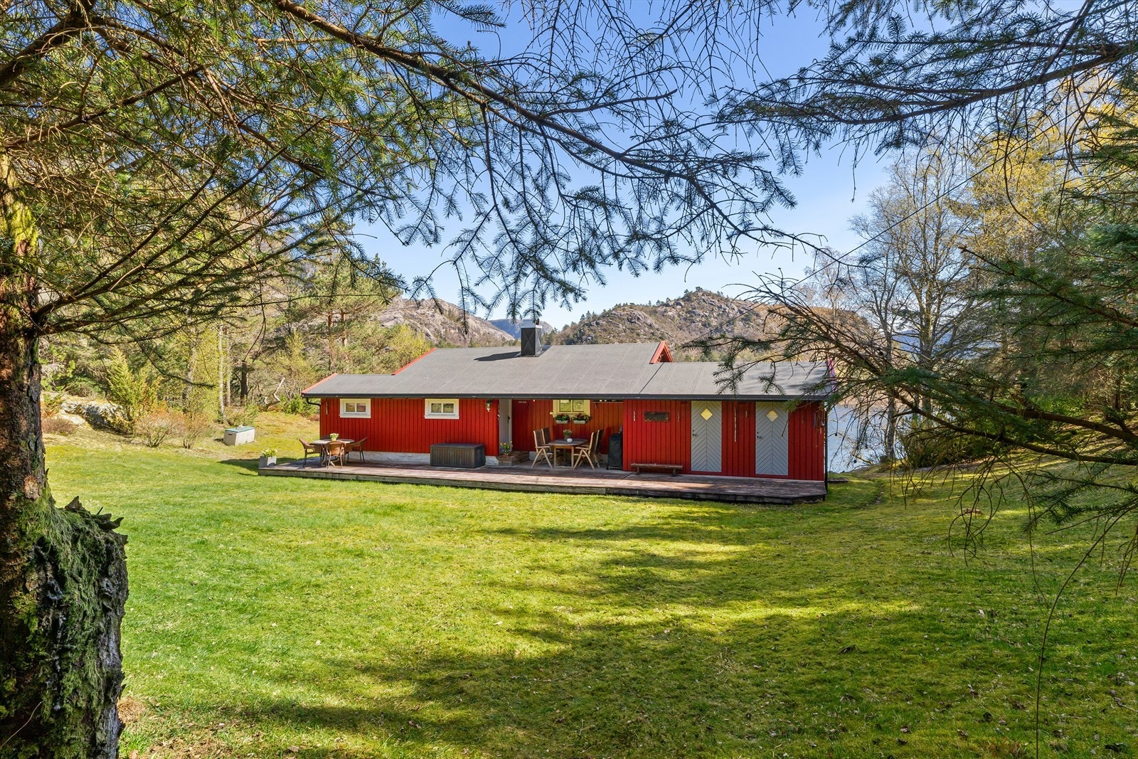 Velkommen til denne sjarmerende hytta ved vannet! Foto: Eivind Dirdal Galleribilde